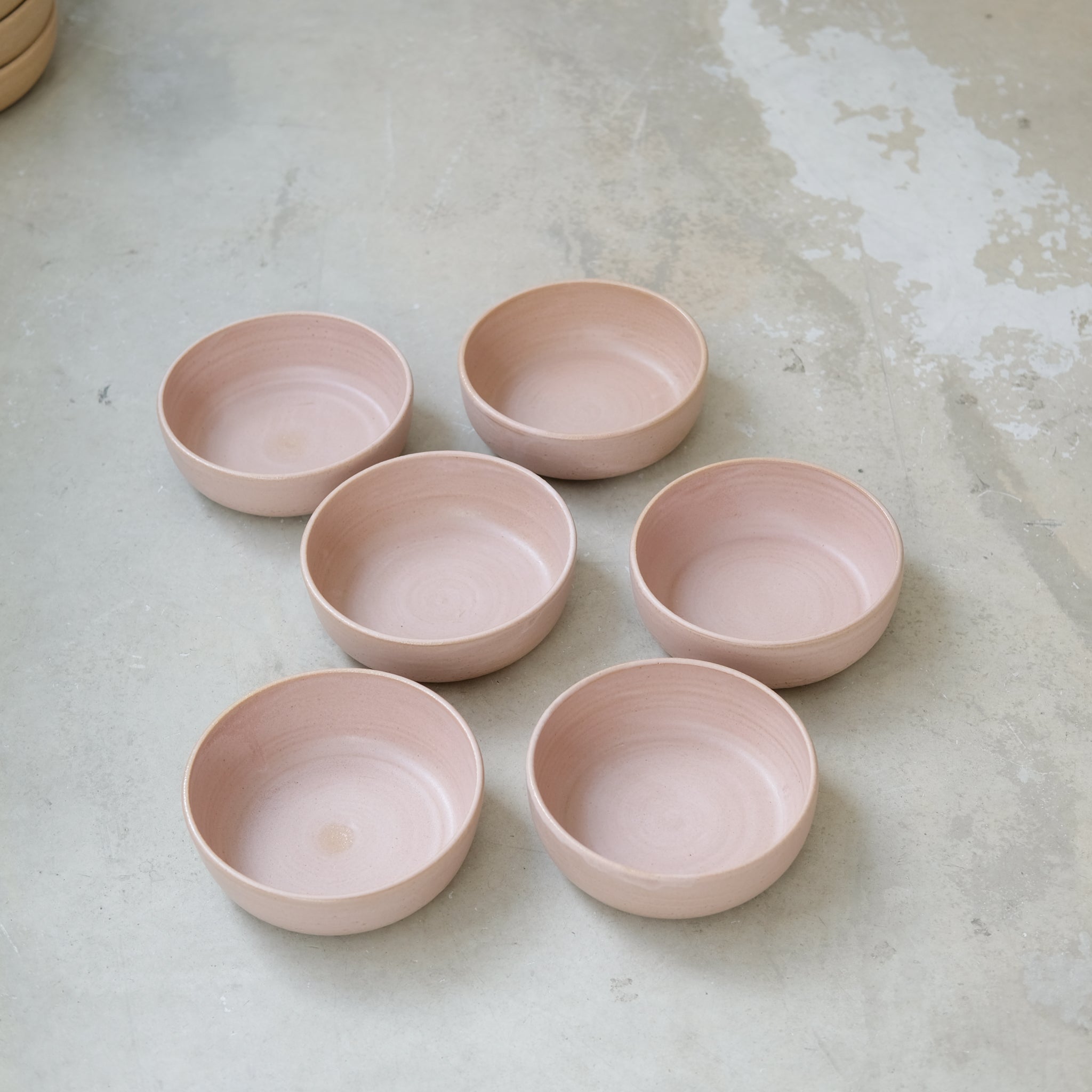 Bol en grès, rose mat par Nolwenn Baillet chez Brutal Ceramics