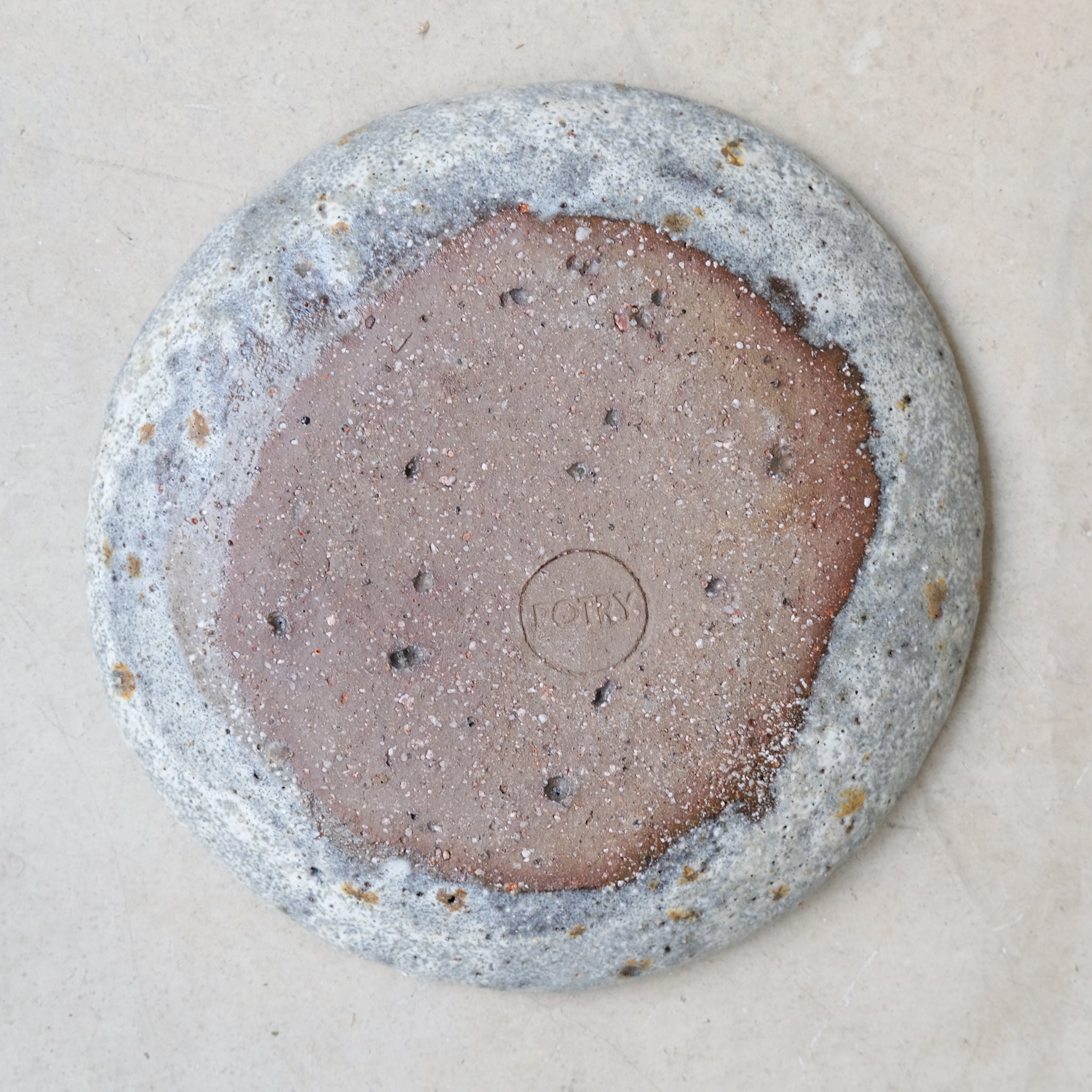 Assiette en terre glanée D19cm - Gris Blanc par Potry chez Brutal Ceramics