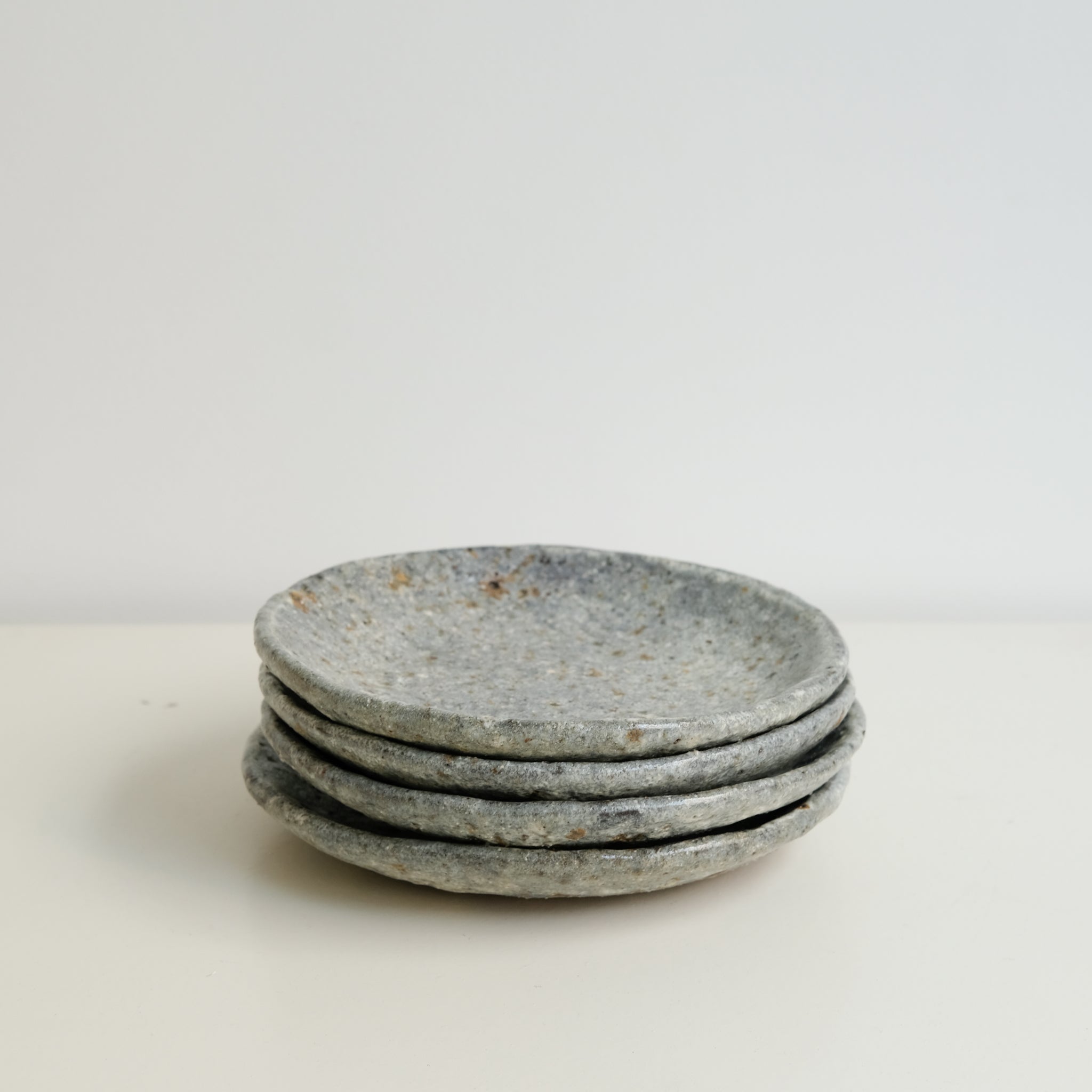Assiette en terre glanée D19cm - Gris Blanc par Potry chez Brutal Ceramics