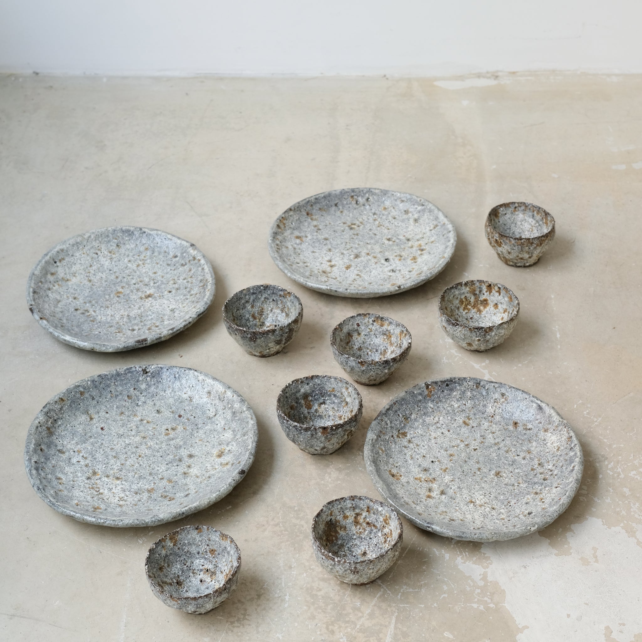 Assiette en terre glanée D19cm - Gris Blanc par Potry chez Brutal Ceramics