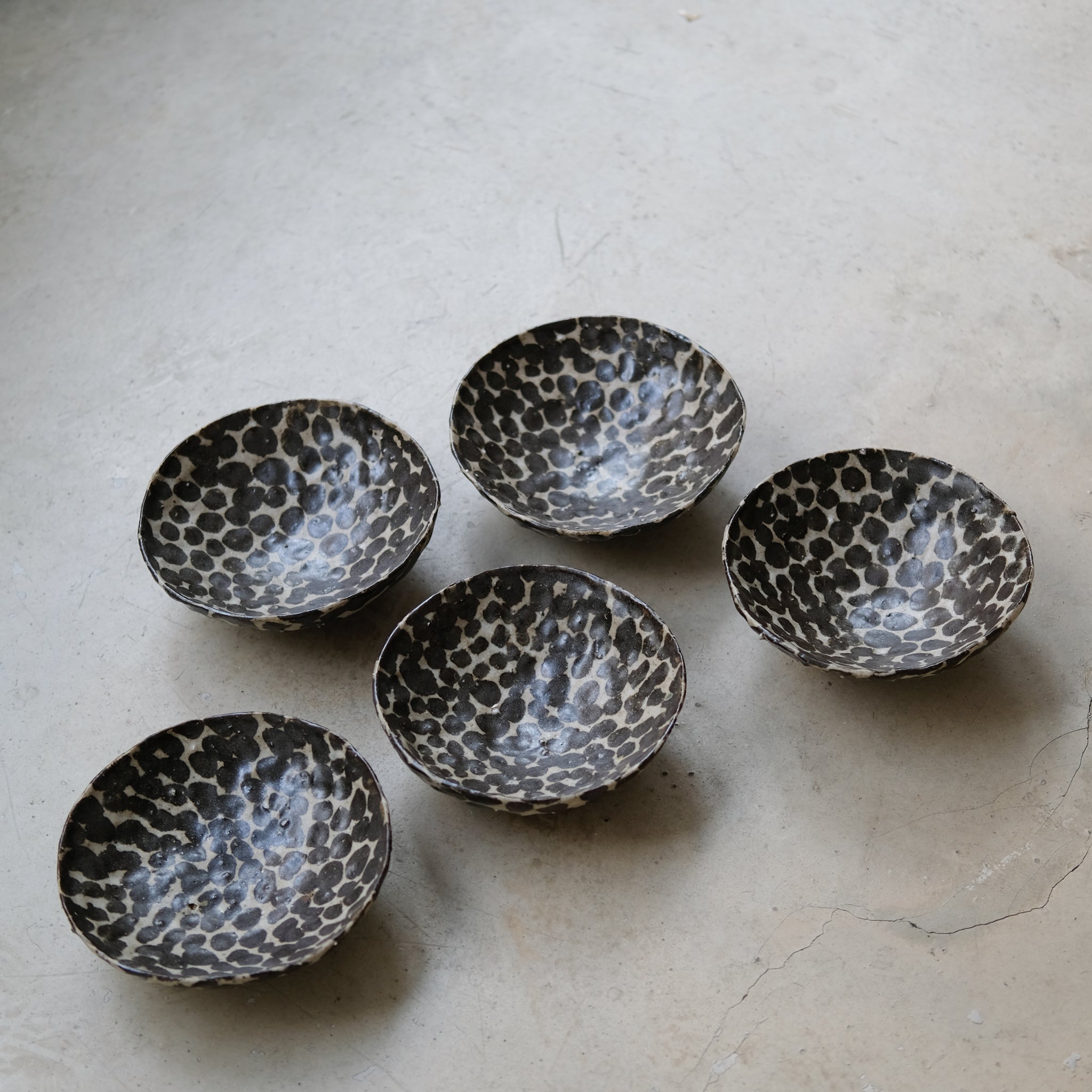 Bol en terre glanée D 16,5cm - Pois brun par Potry chez Brutal Ceramics