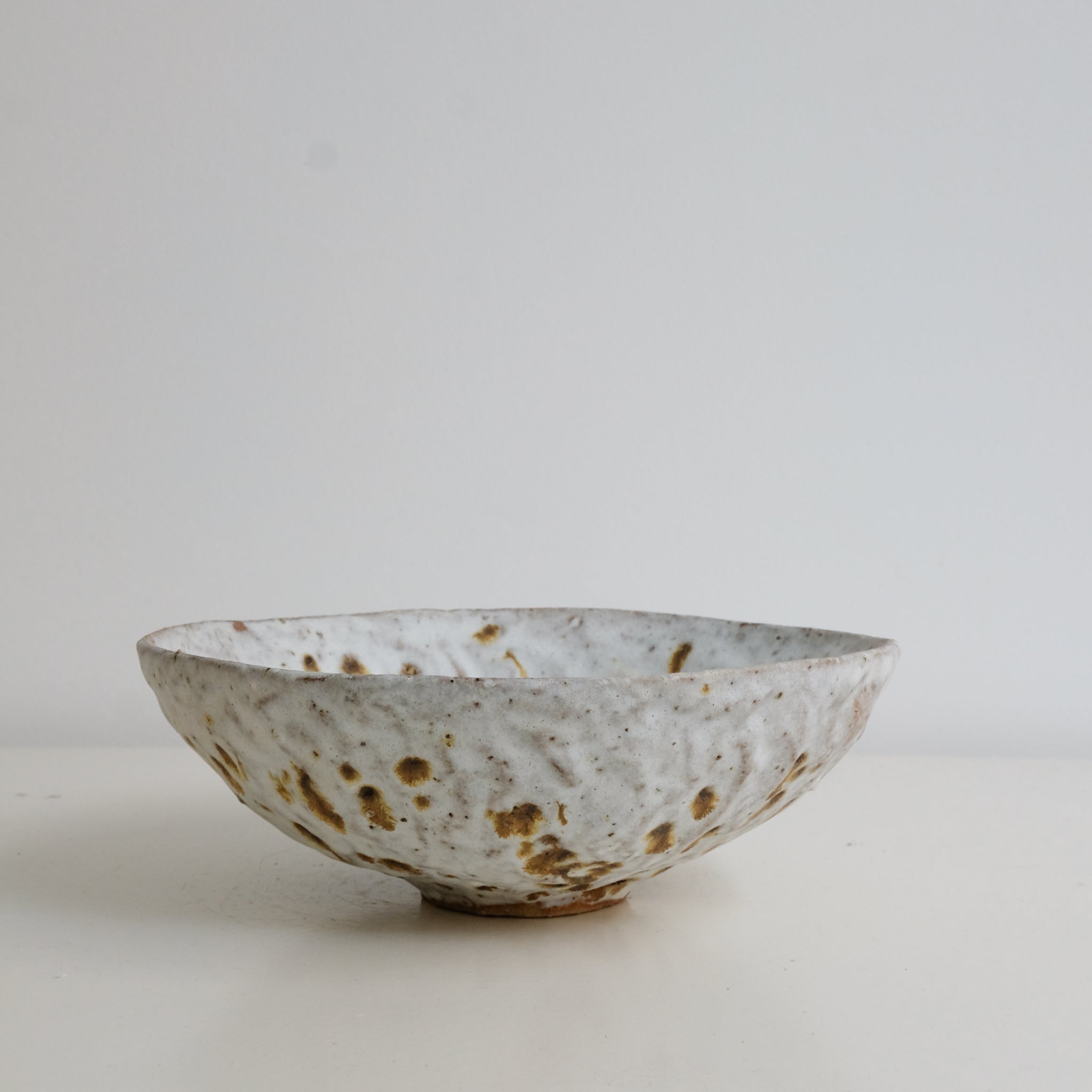 Bol en terre glanée D 19cm - Blanc et roux par Potry chez Brutal Ceramics