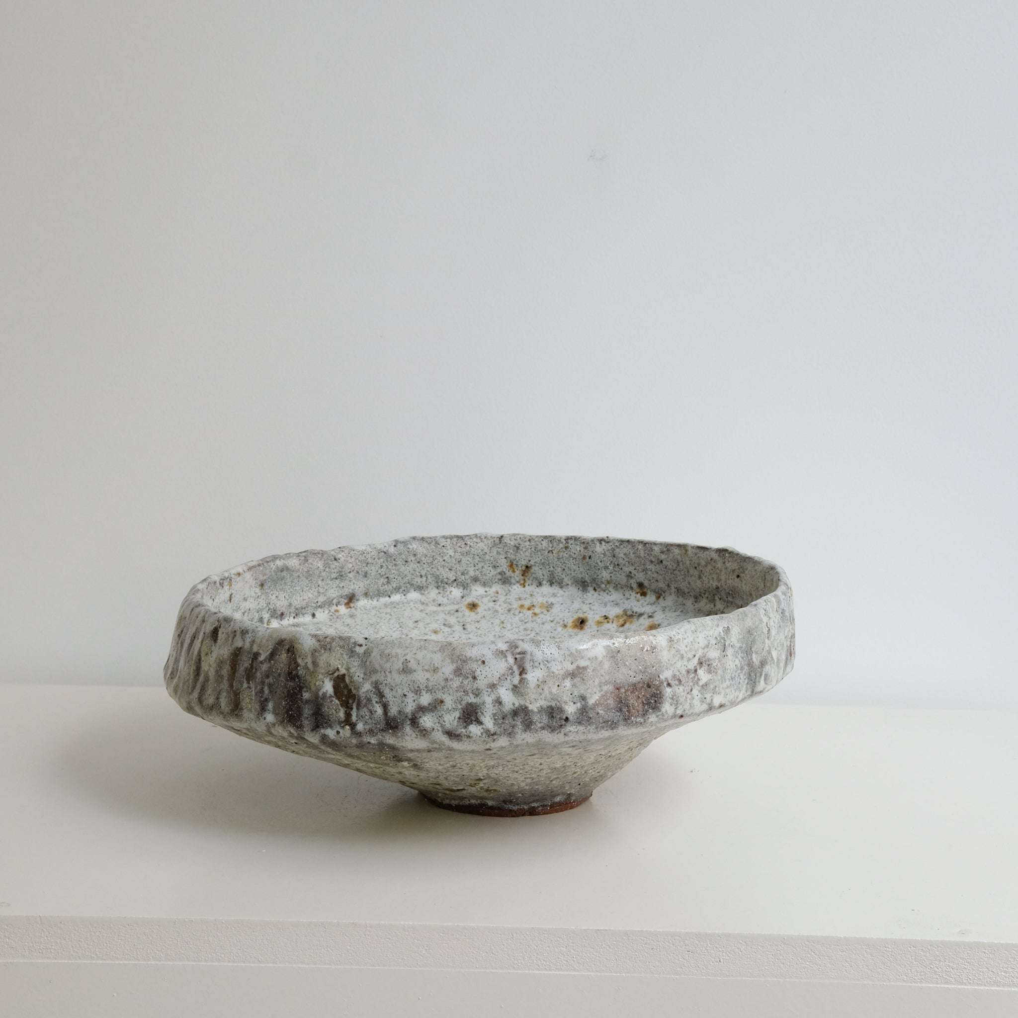Coupe en terre glanée D 28cm - Gris Blanc par Potry chez Brutal Ceramics