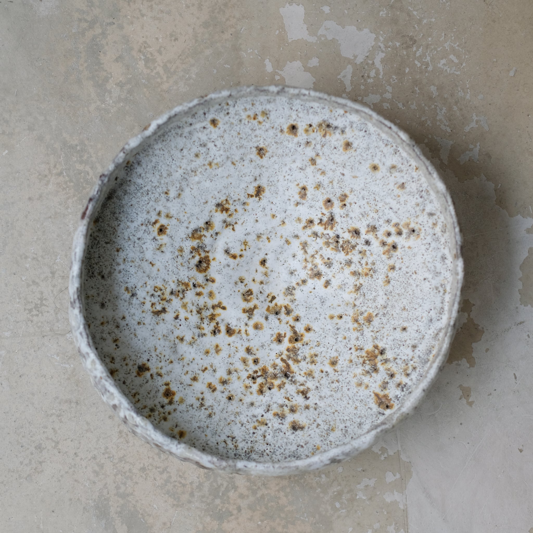 Coupe en terre glanée D 28cm - Gris Blanc par Potry chez Brutal