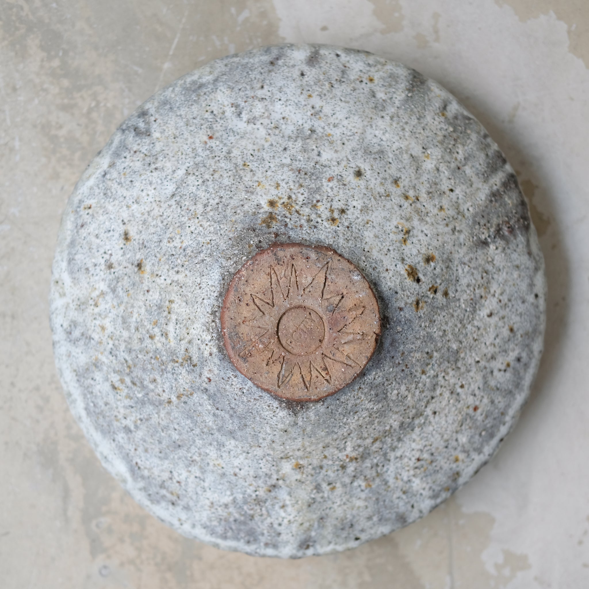 Coupe en terre glanée D 28cm - Gris Blanc par Potry chez Brutal