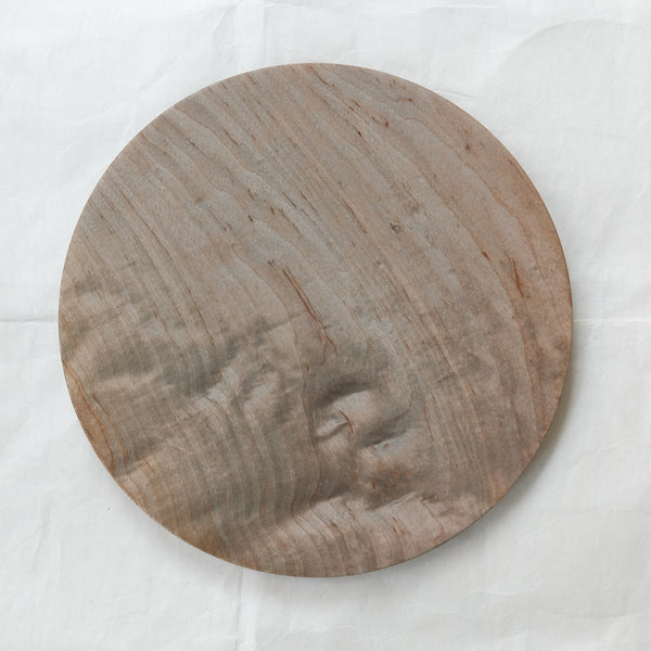 Assiette plate en érable japonais D24cm - gris brun de Yu Uchida chez Brutal Ceramics