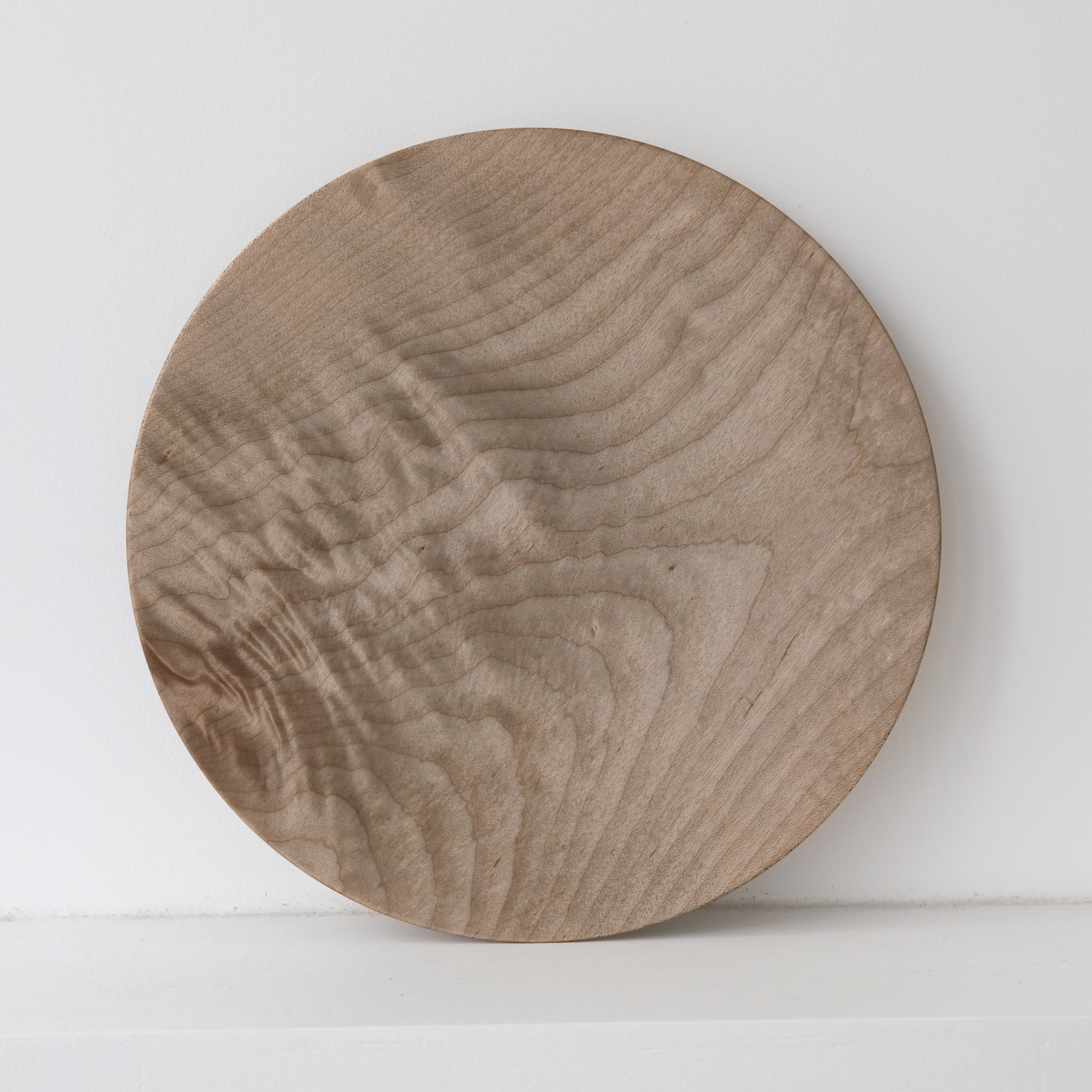 Assiette plate en érable japonais D24cm - gris brun de Yu Uchida chez Brutal Ceramics