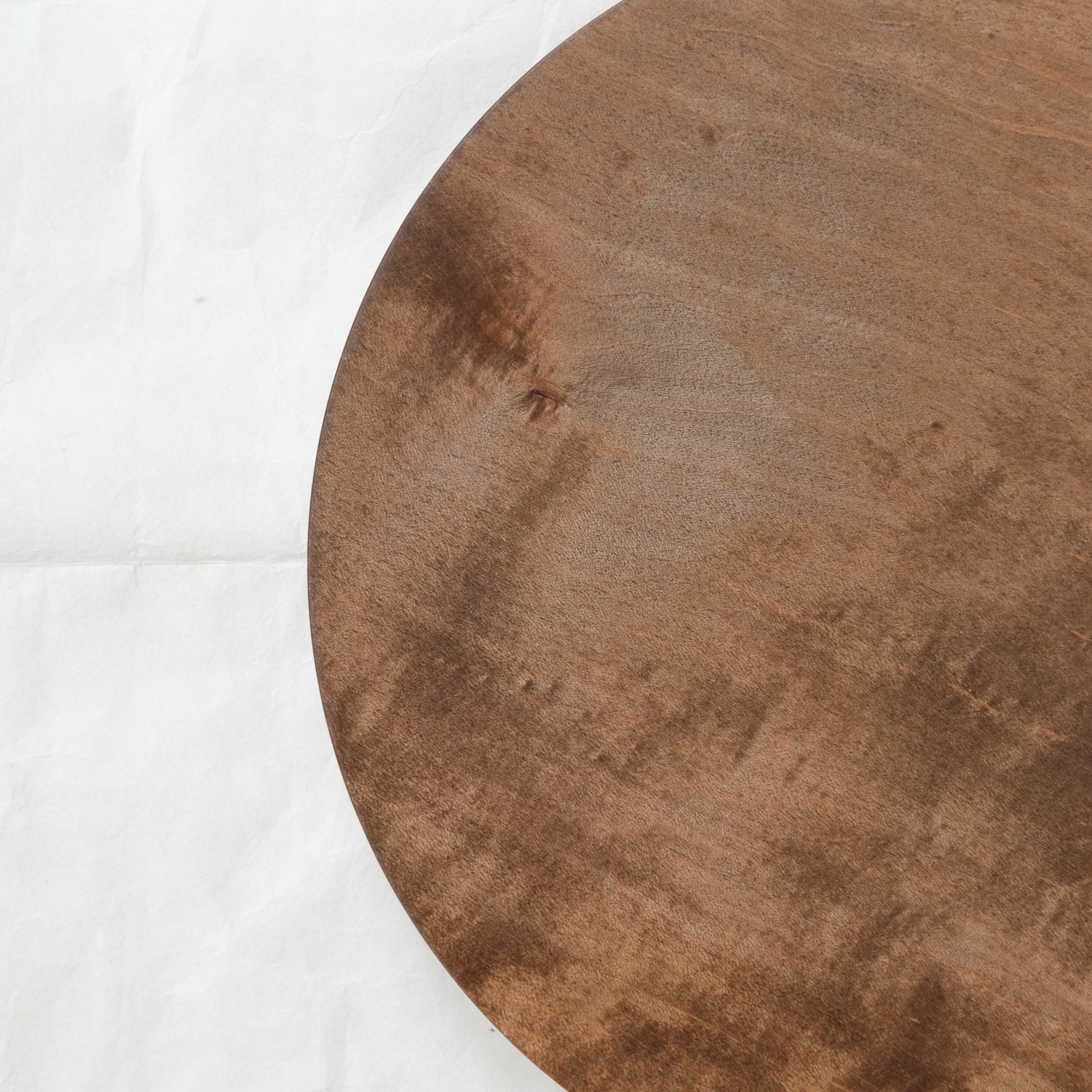 Assiette plate en érable japonais D24cm - marron de Yu Uchida chez Brutal Ceramics