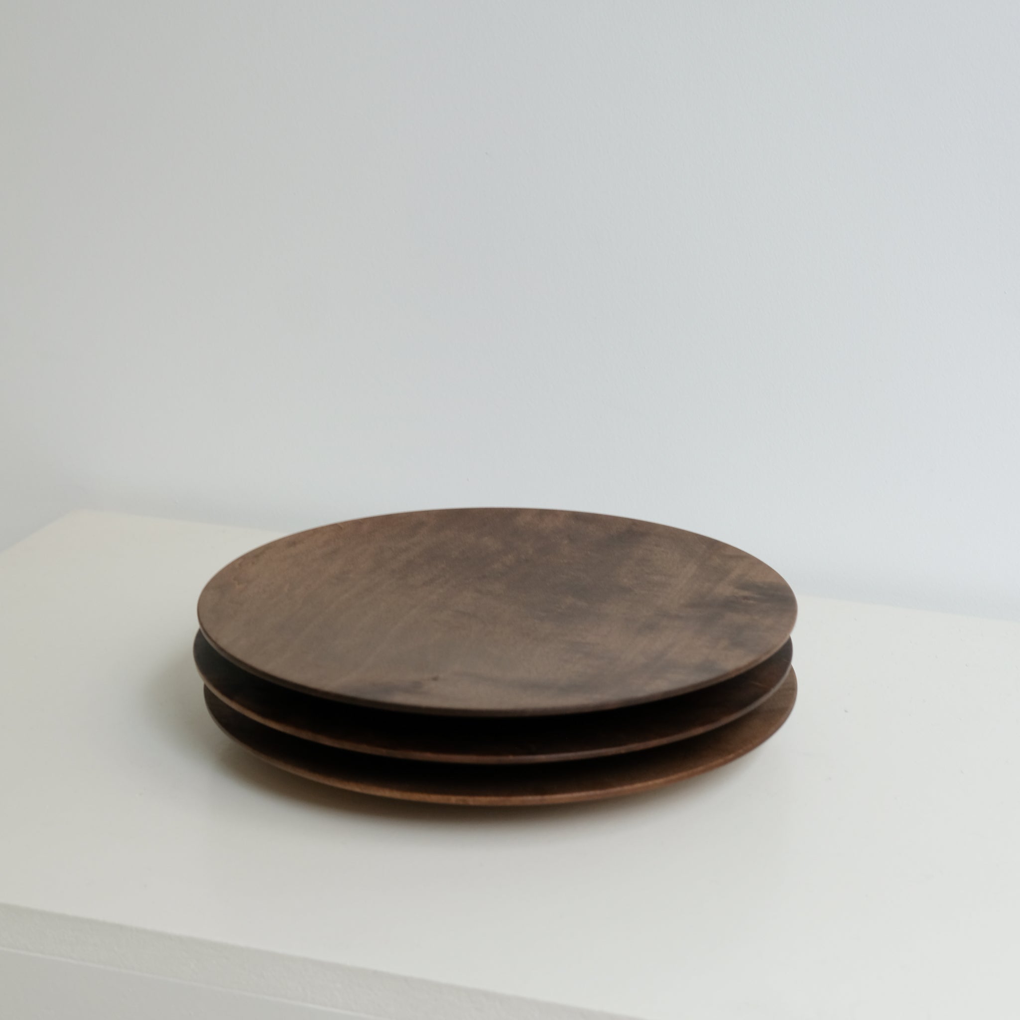Assiette plate en érable japonais D24cm - marron de Yu Uchida chez Brutal Ceramics