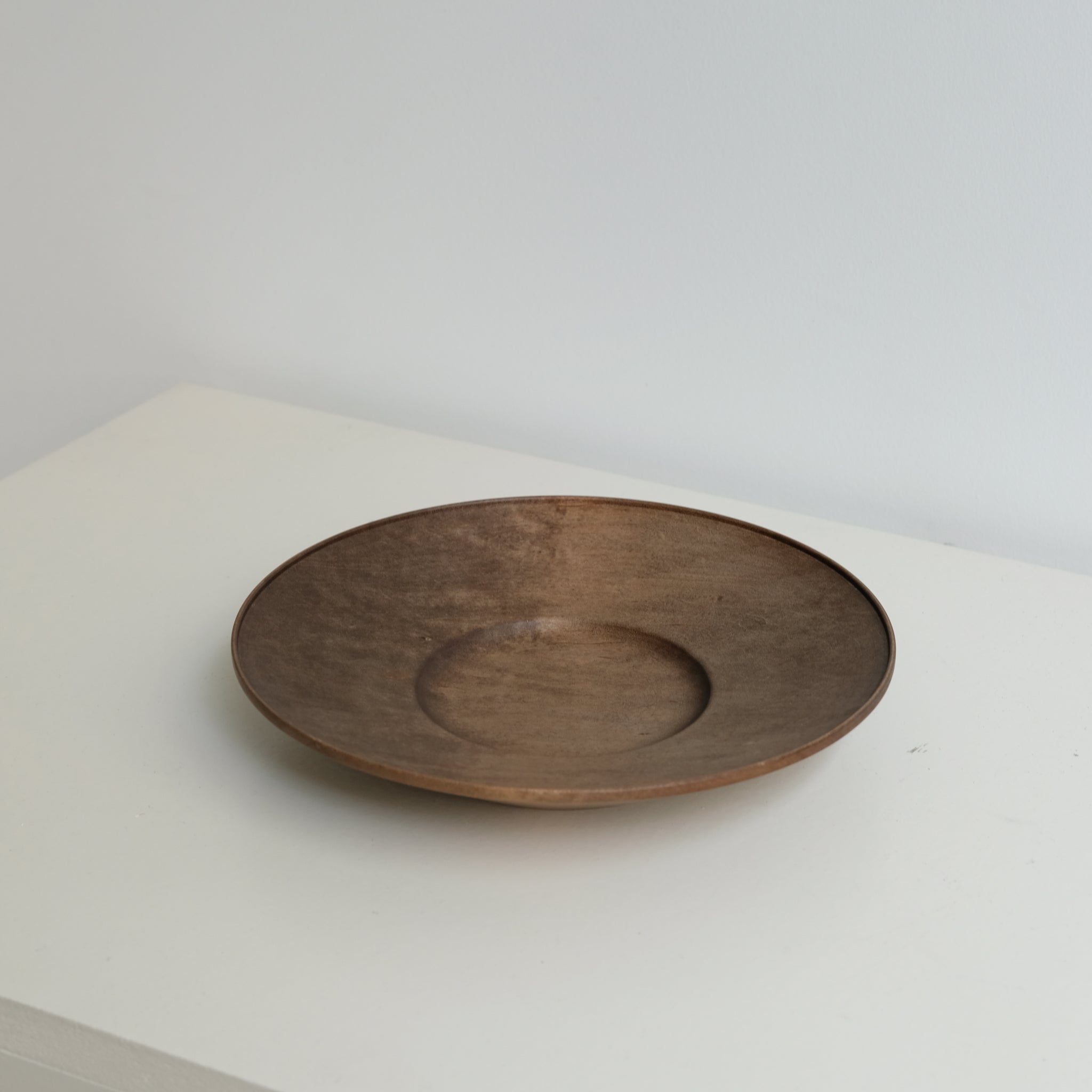 Assiette creuse en érable japonais D21cm - marron de Yu Uchida chez Brutal Ceramics