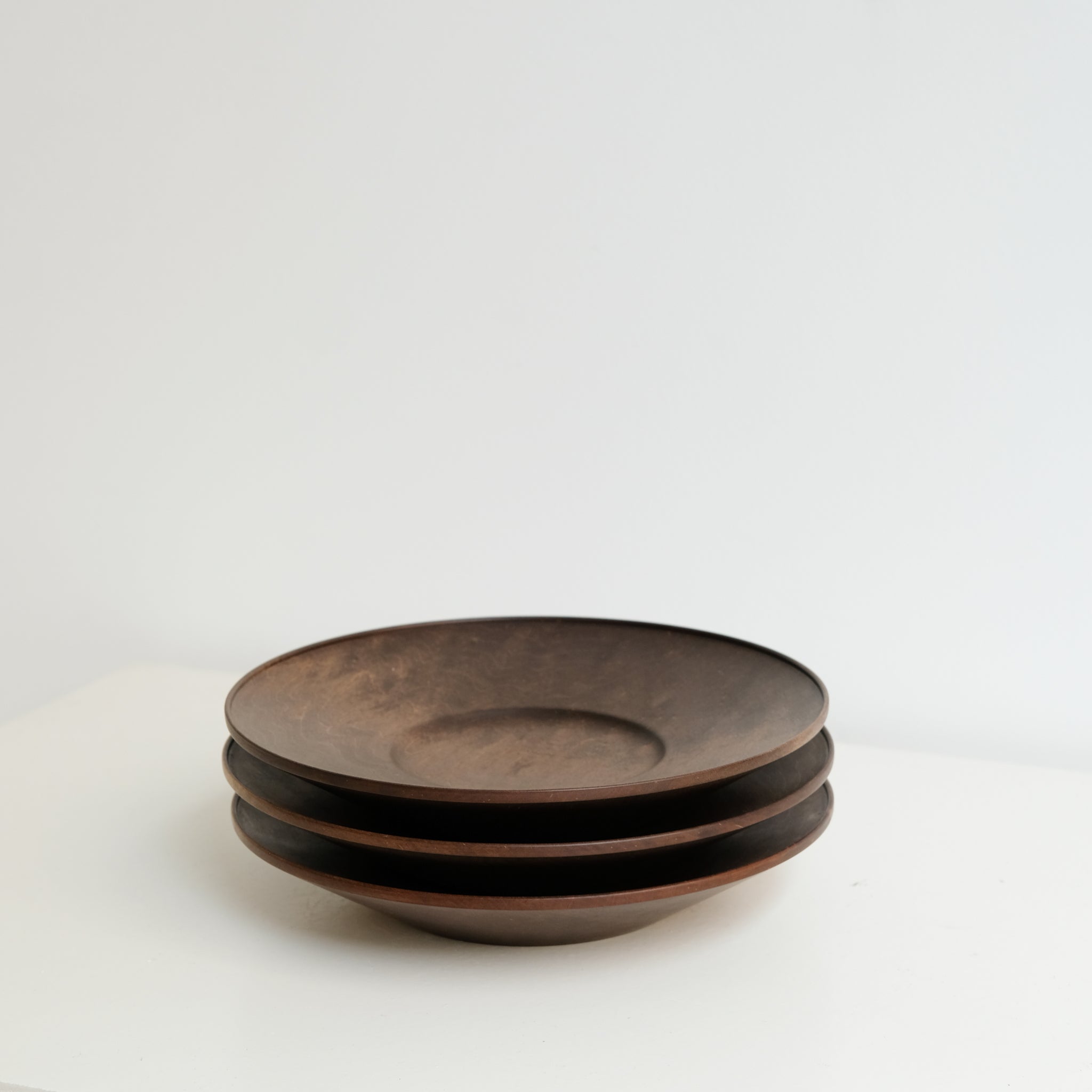 Assiette creuse en érable japonais D21cm - marron de Yu Uchida chez Brutal Ceramics