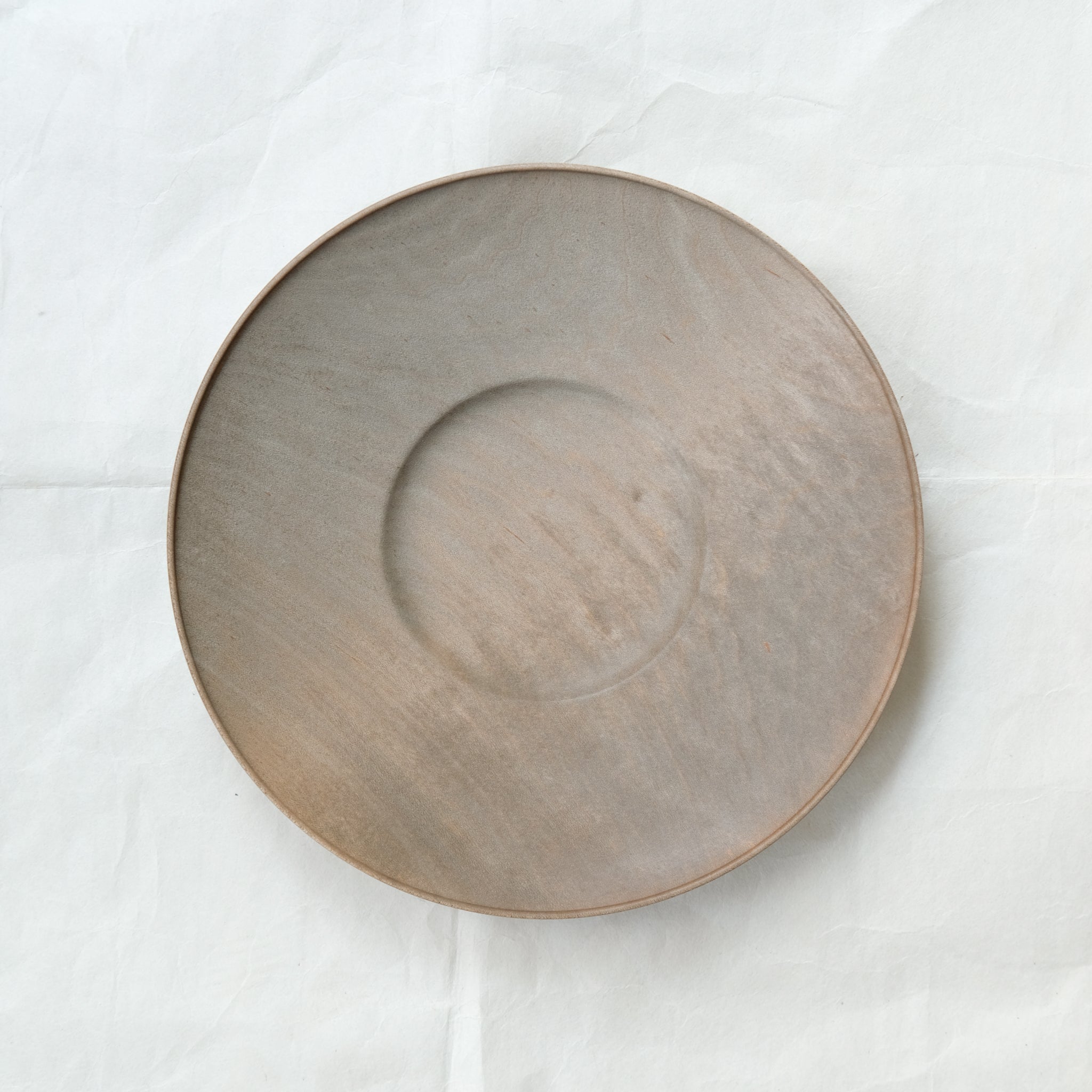 Assiette creuse en érable japonais D21cm - gris brun - de Yu Uchida chez Brutal Ceramics