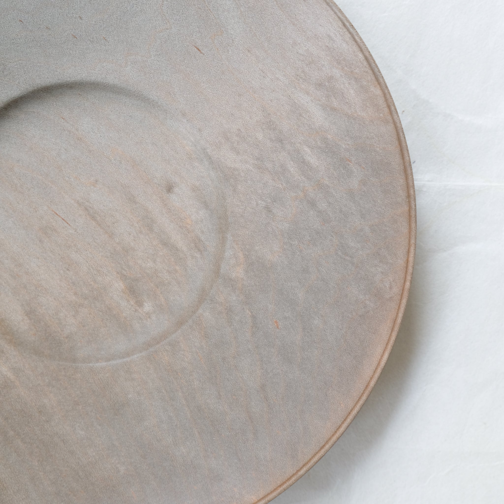 Assiette creuse en érable japonais D21cm - gris brun - de Yu Uchida chez Brutal Ceramics