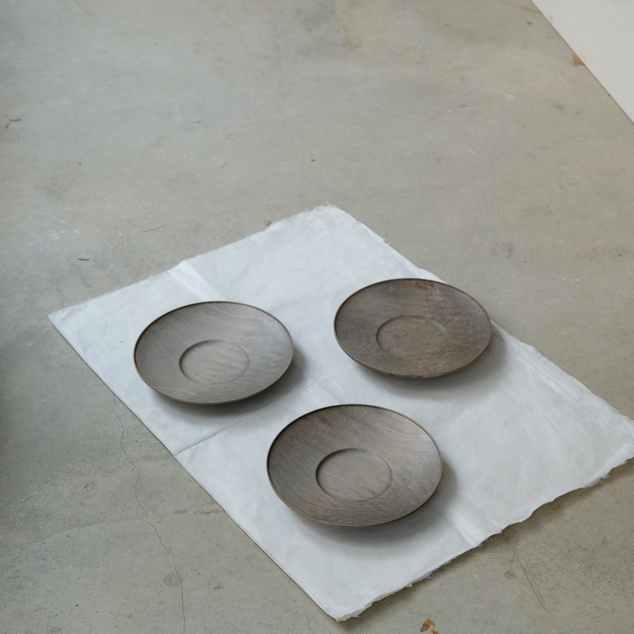 Assiette creuse en érable japonais D21cm - gris brun - de Yu Uchida chez Brutal Ceramics