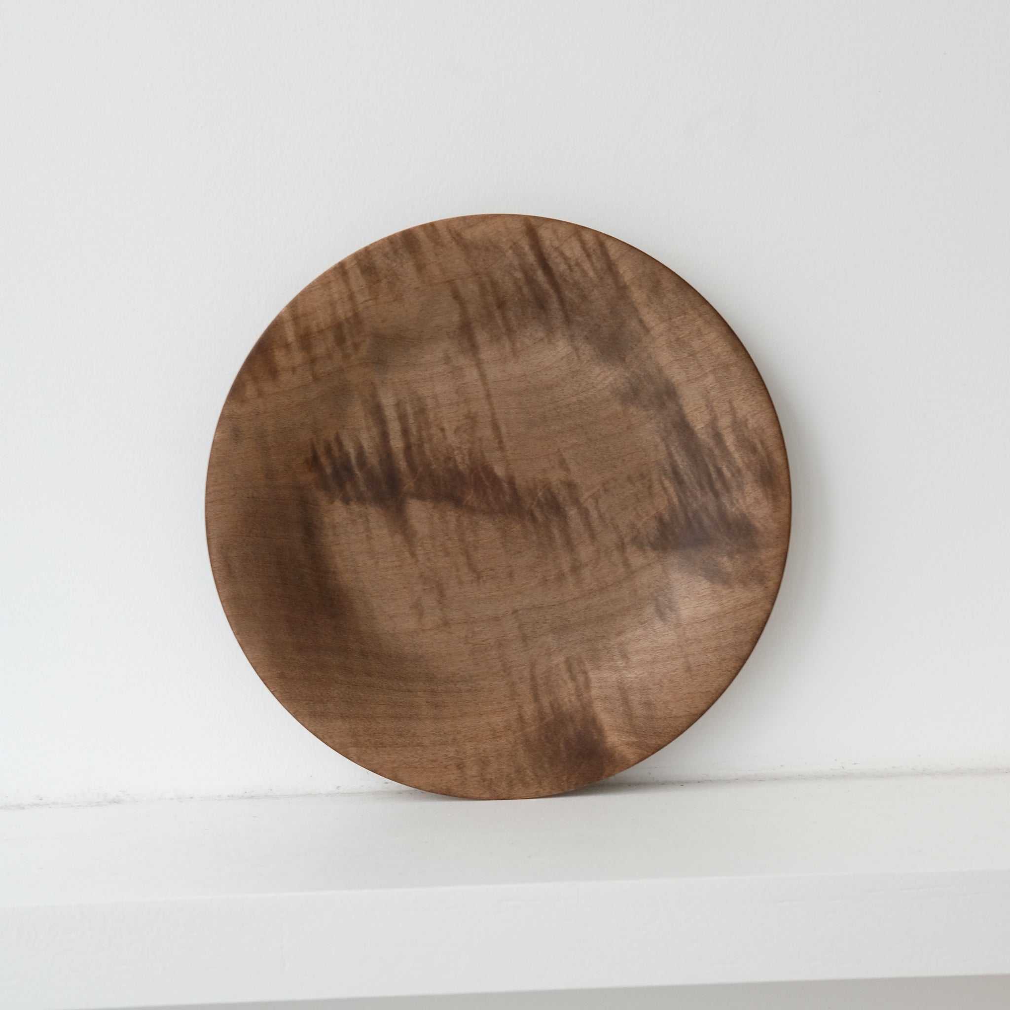 Assiette avec bords en érable japonais D18cm - marron de Yu Uchida chez Brutal Ceramics