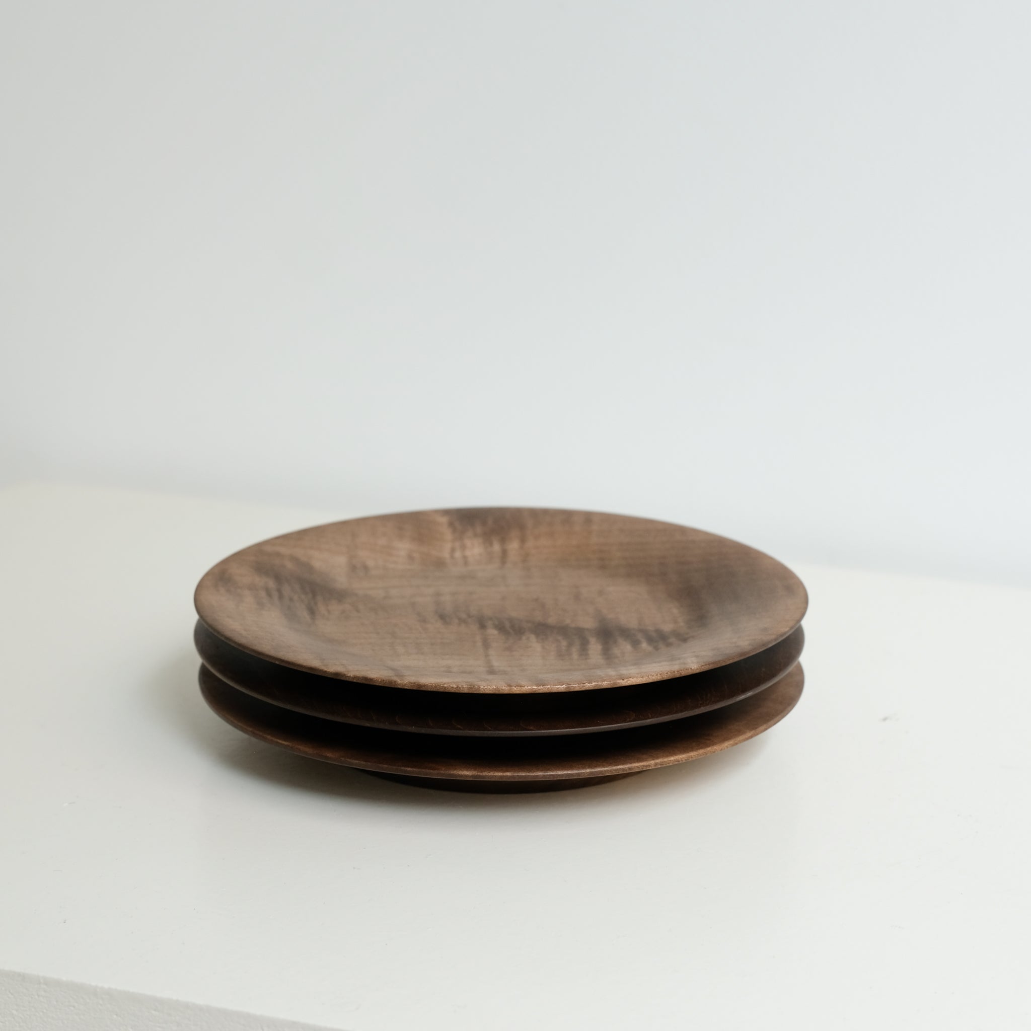 Assiette avec bords en érable japonais D18cm - marron de Yu Uchida chez Brutal Ceramics