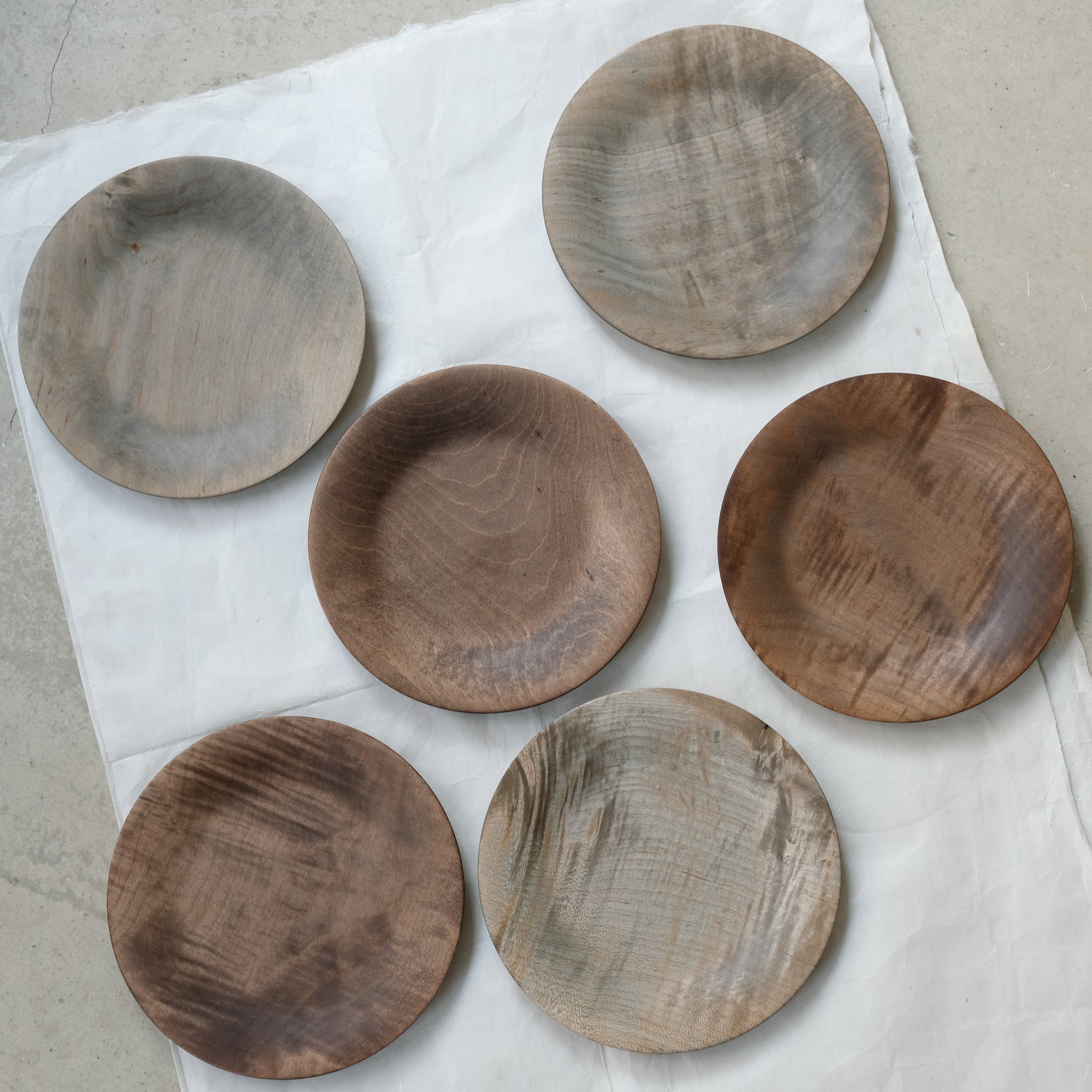 Assiette avec bords en érable japonais D18cm - gris brun de Yu Uchida chez Brutal Ceramics