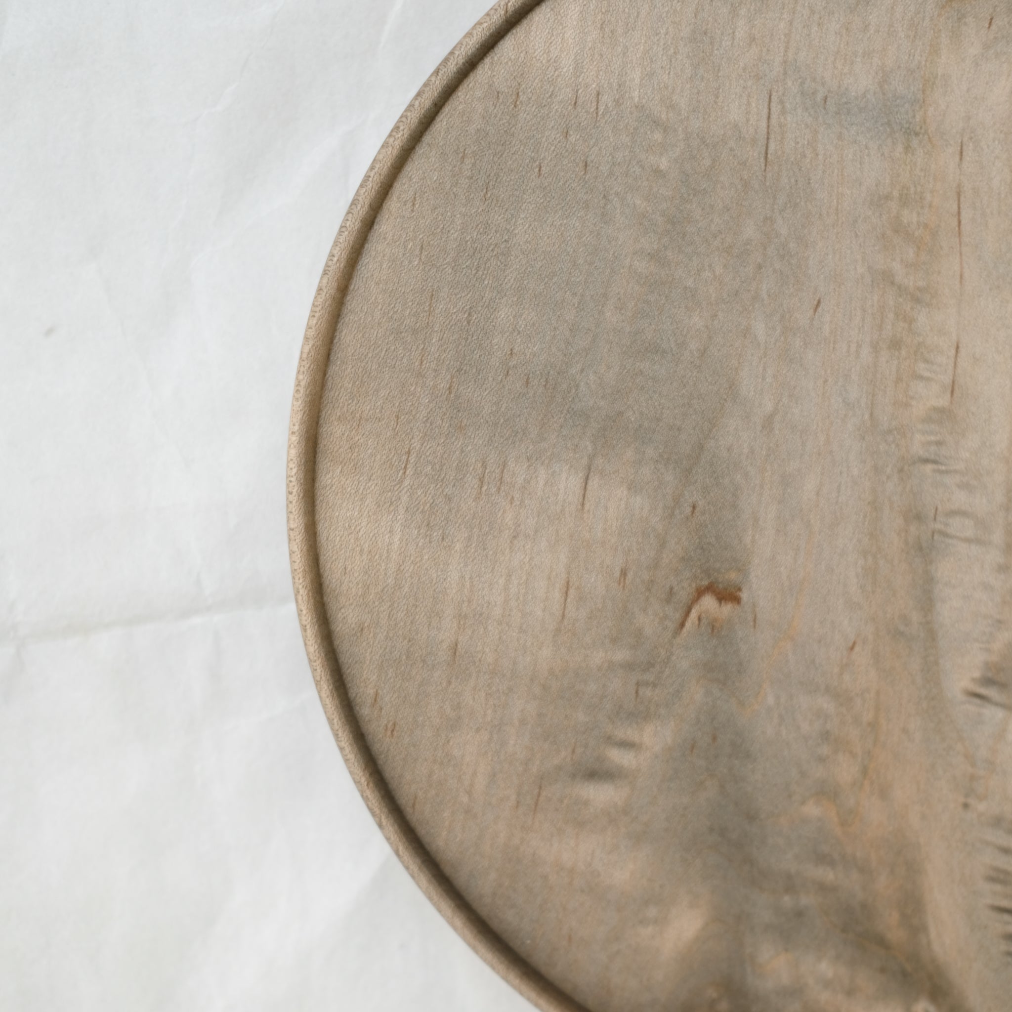 Plateau en érable japonais D21cm - gris brun de Yu Uchida chez Brutal Ceramics