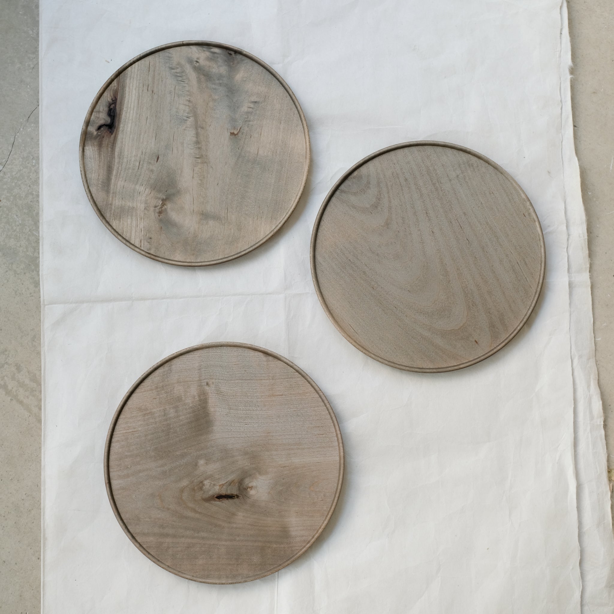 Plateau en érable japonais D21cm - gris brun de Yu Uchida chez Brutal Ceramics