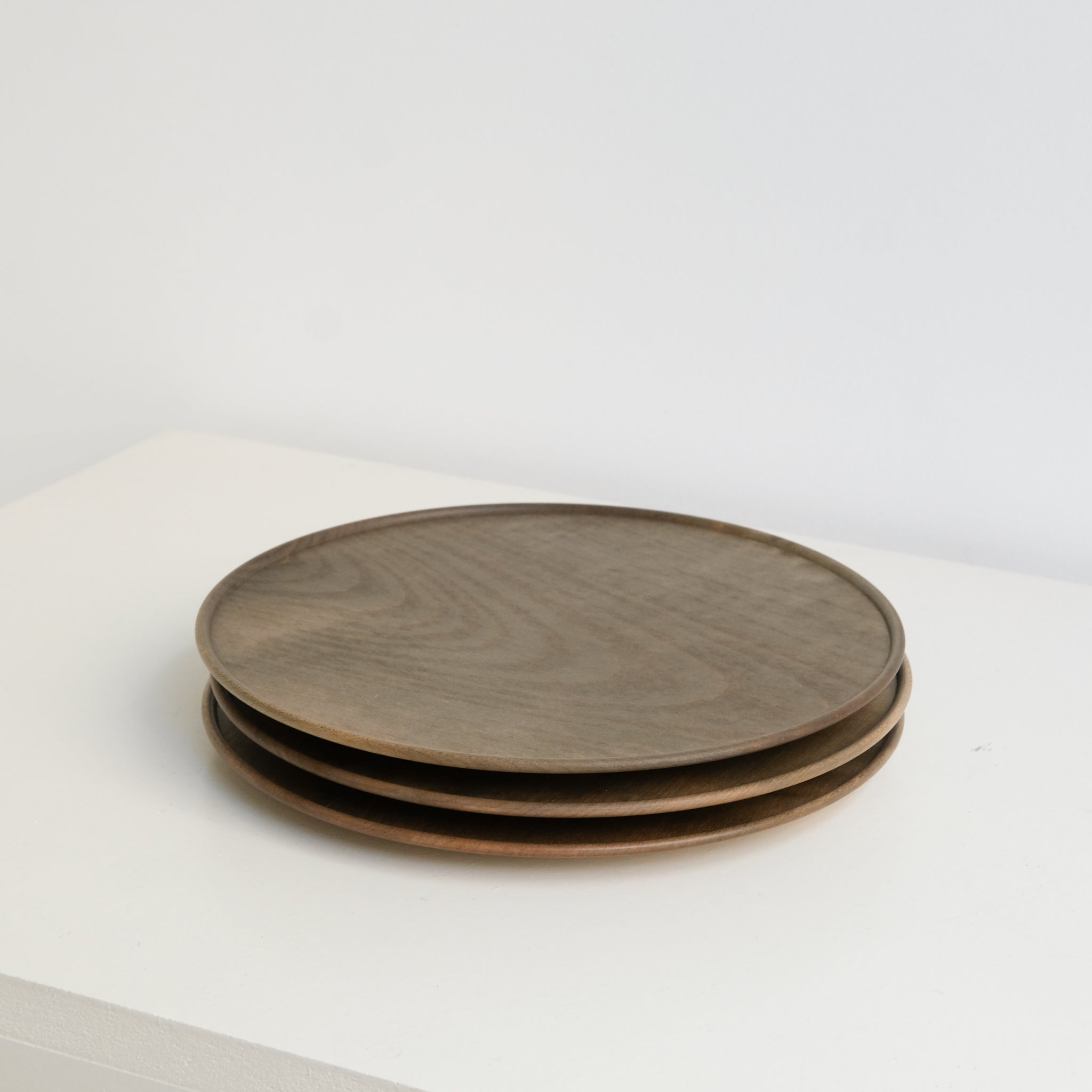 Plateau en érable japonais D21cm - gris brun de Yu Uchida chez Brutal Ceramics