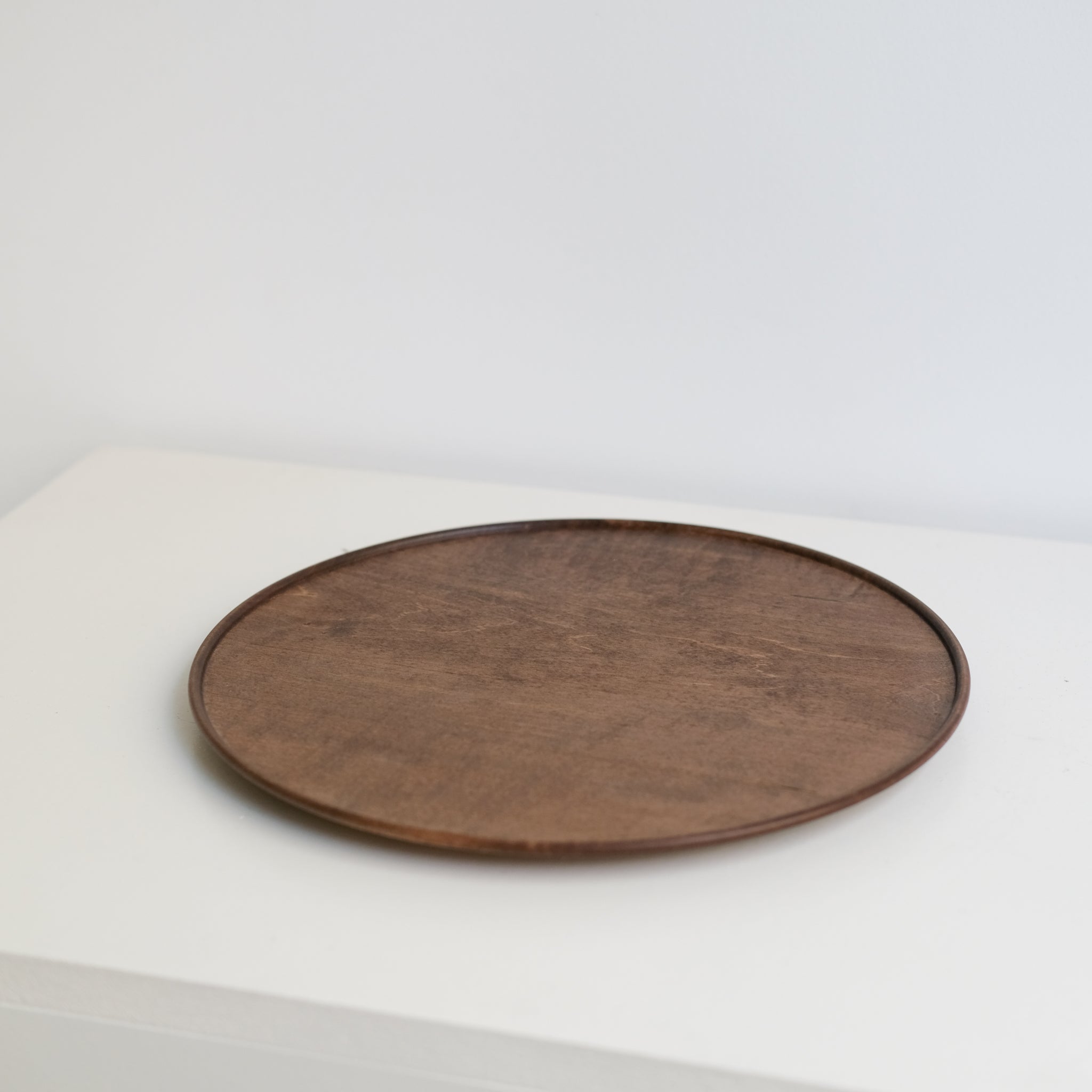 Plateau en érable japonais D27cm - marron de Yu Uchida chez Brutal Ceramics