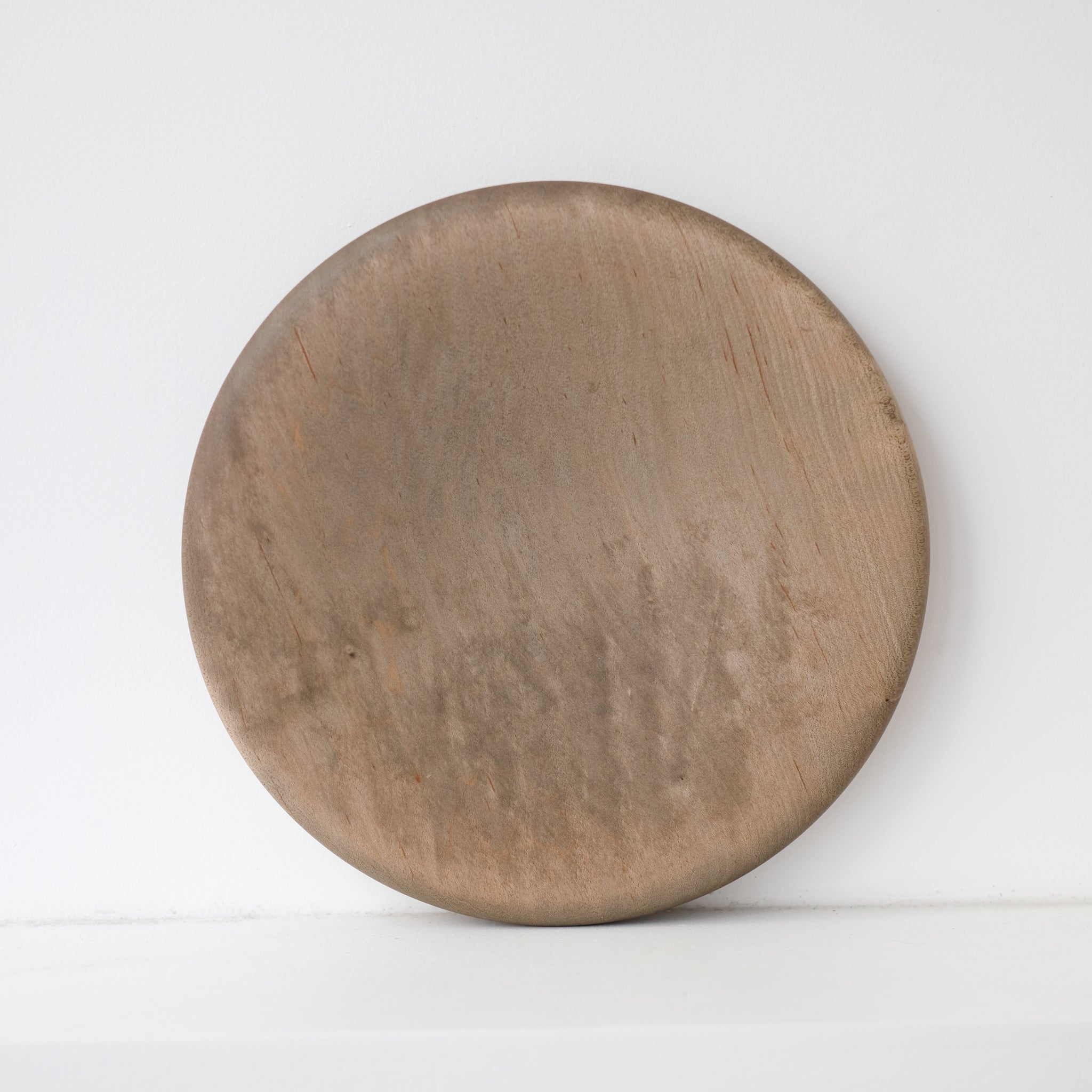 Assiette épaisse en érable japonais D 22cm - gris brun de Yu Uchida chez Brutal Ceramics