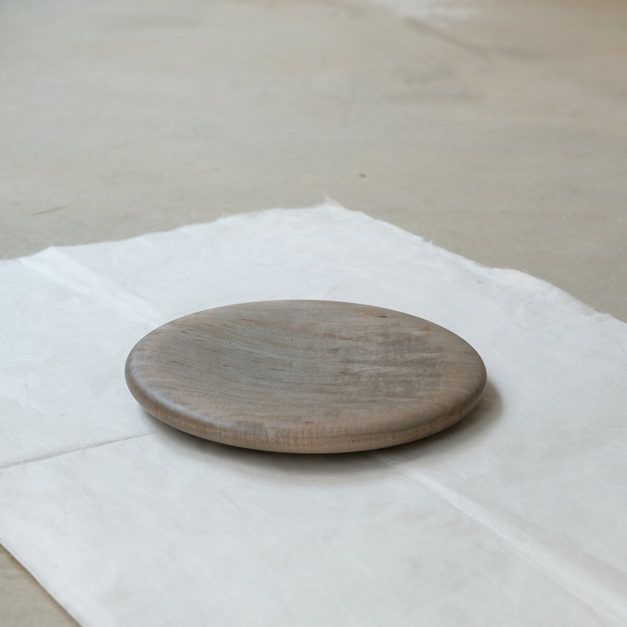 Assiette épaisse en érable japonais D 22cm - gris brun de Yu Uchida chez Brutal Ceramics