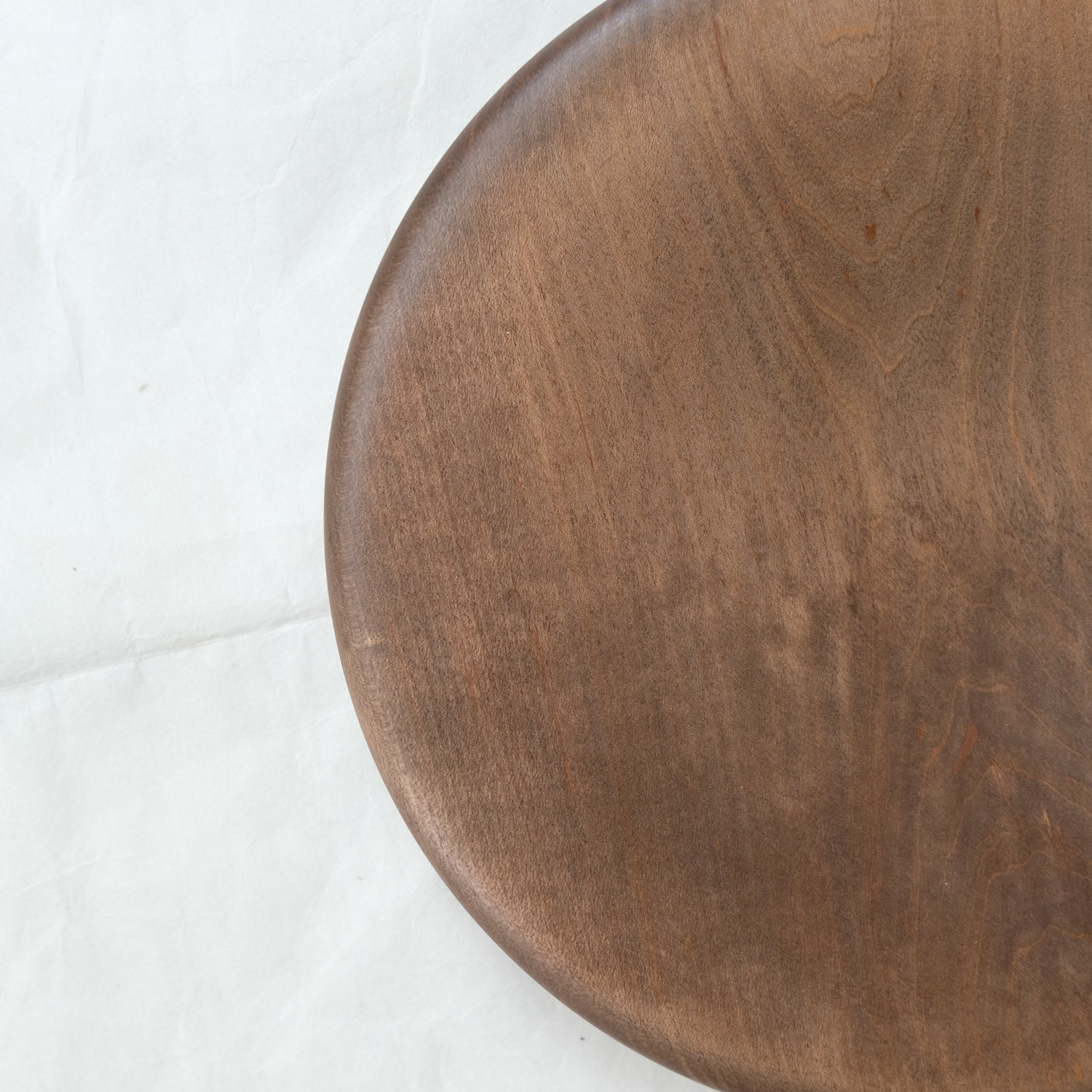 Assiette épaisse en érable japonais D 22cm - marron de Yu Uchida chez Brutal Ceramics