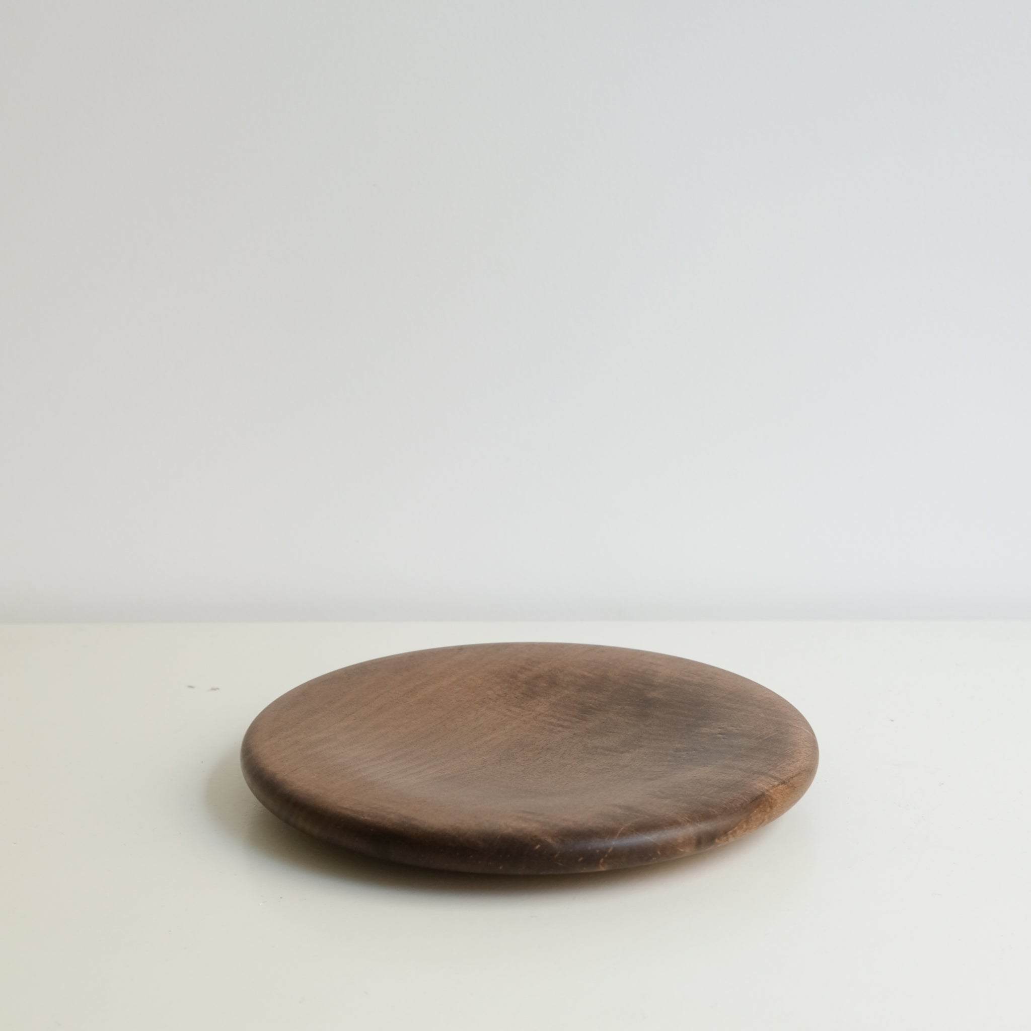 Assiette épaisse en érable japonais D 22cm - marron de Yu Uchida chez Brutal Ceramics