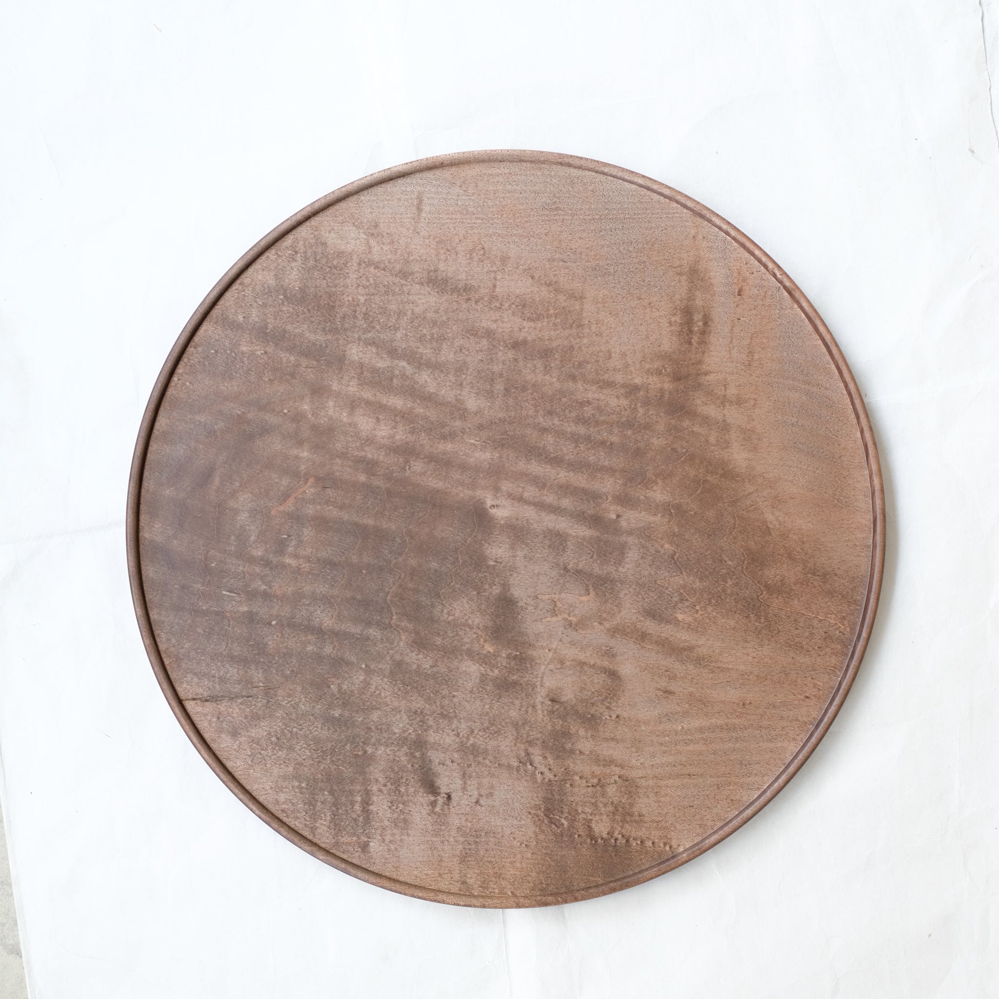 Plateau en érable japonais D 33cm - marron de Yu Uchida chez Brutal Ceramics