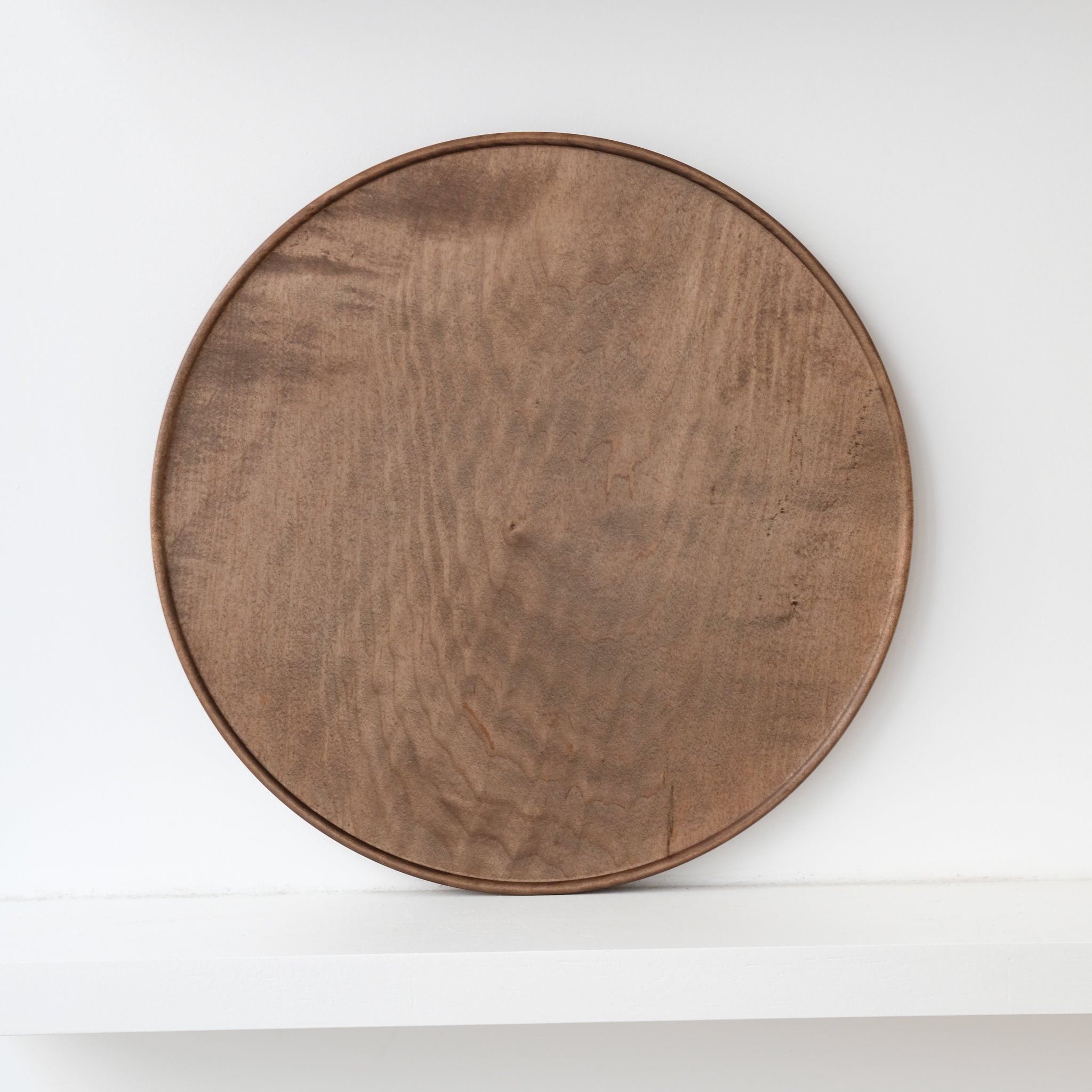 Plateau en érable japonais D 33cm - marron de Yu Uchida chez Brutal Ceramics