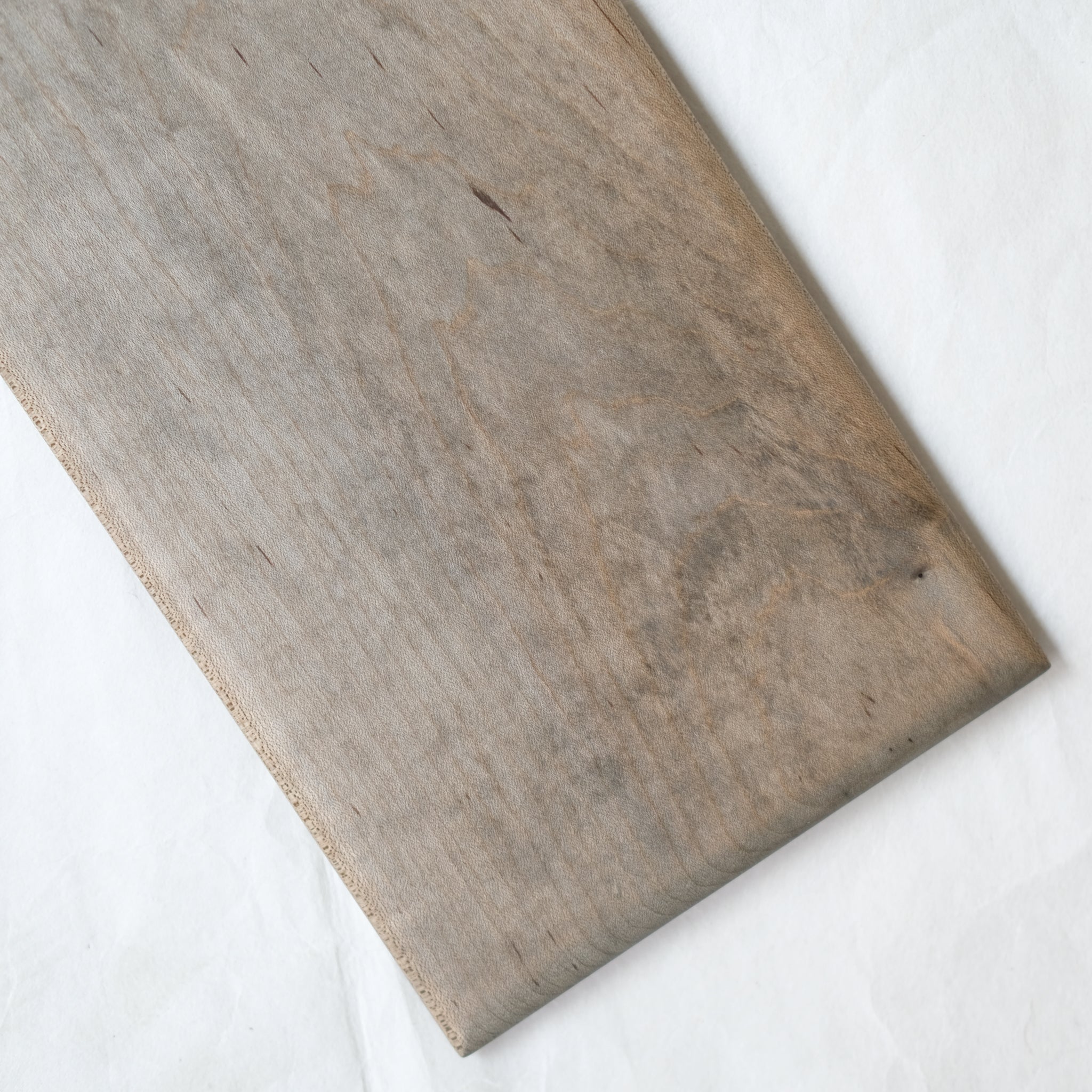 Plateau rectangulaire M en érable japonais L 34cm - gris brun de Yu Uchida chez Brutal Ceramics
