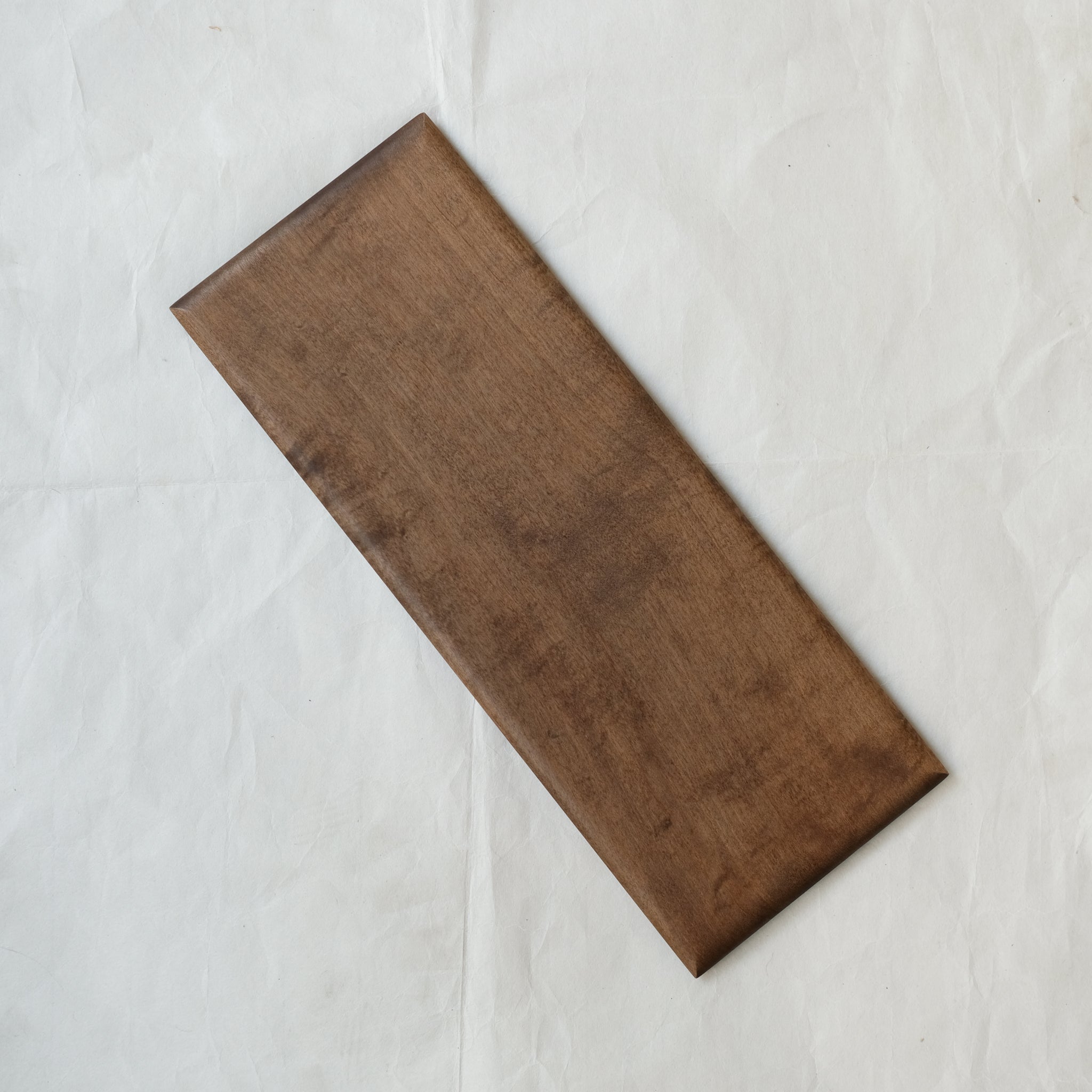 Plateau rectangulaire M en érable japonais L 34cm - marron de Yu Uchida chez Brutal Ceramics
