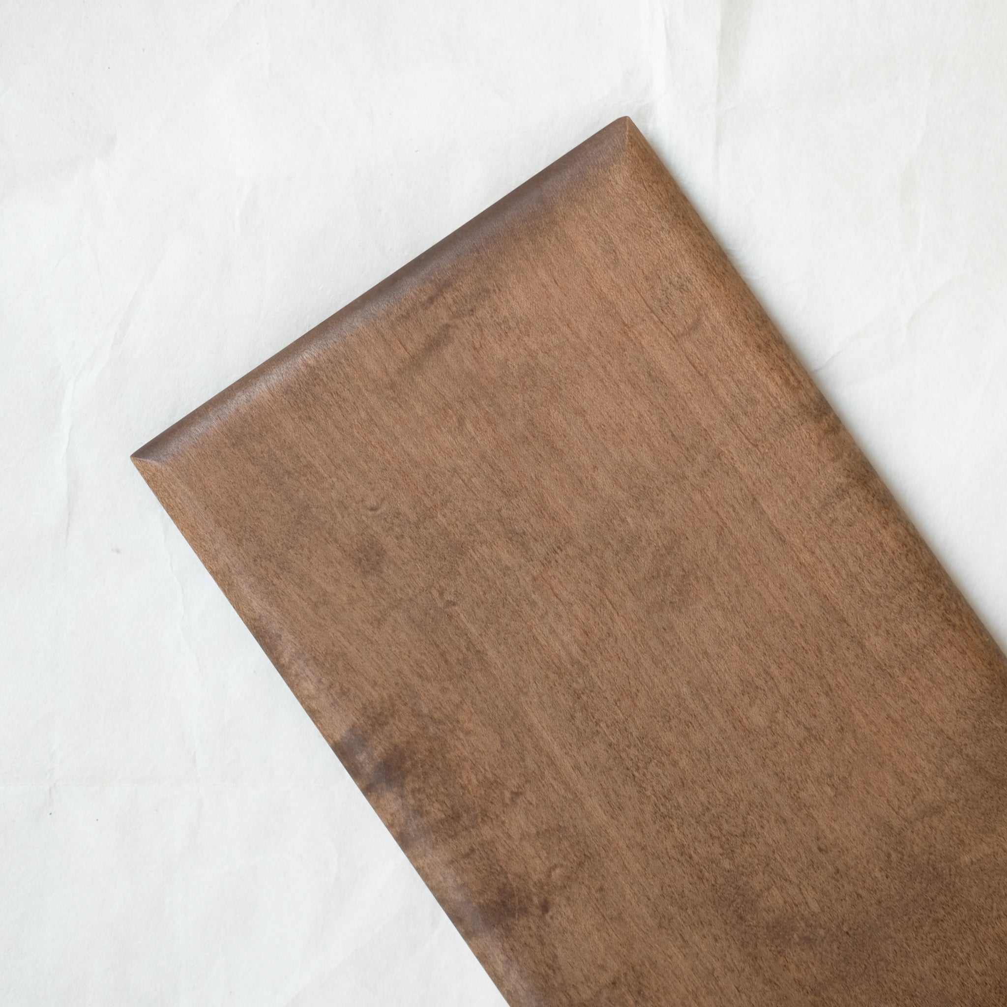 Plateau rectangulaire M en érable japonais L 34cm - marron de Yu Uchida chez Brutal Ceramics