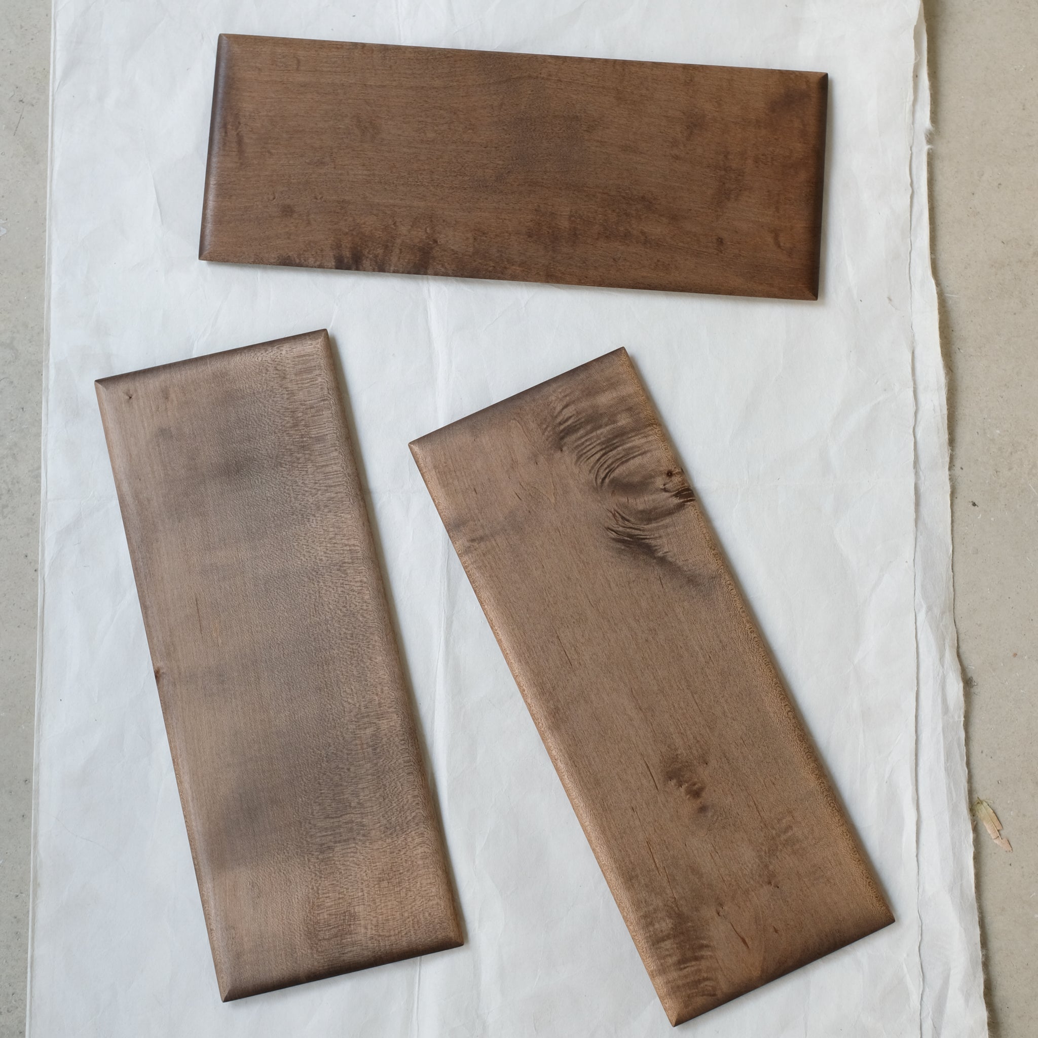 Plateau rectangulaire M en érable japonais L 34cm - marron de Yu Uchida chez Brutal Ceramics