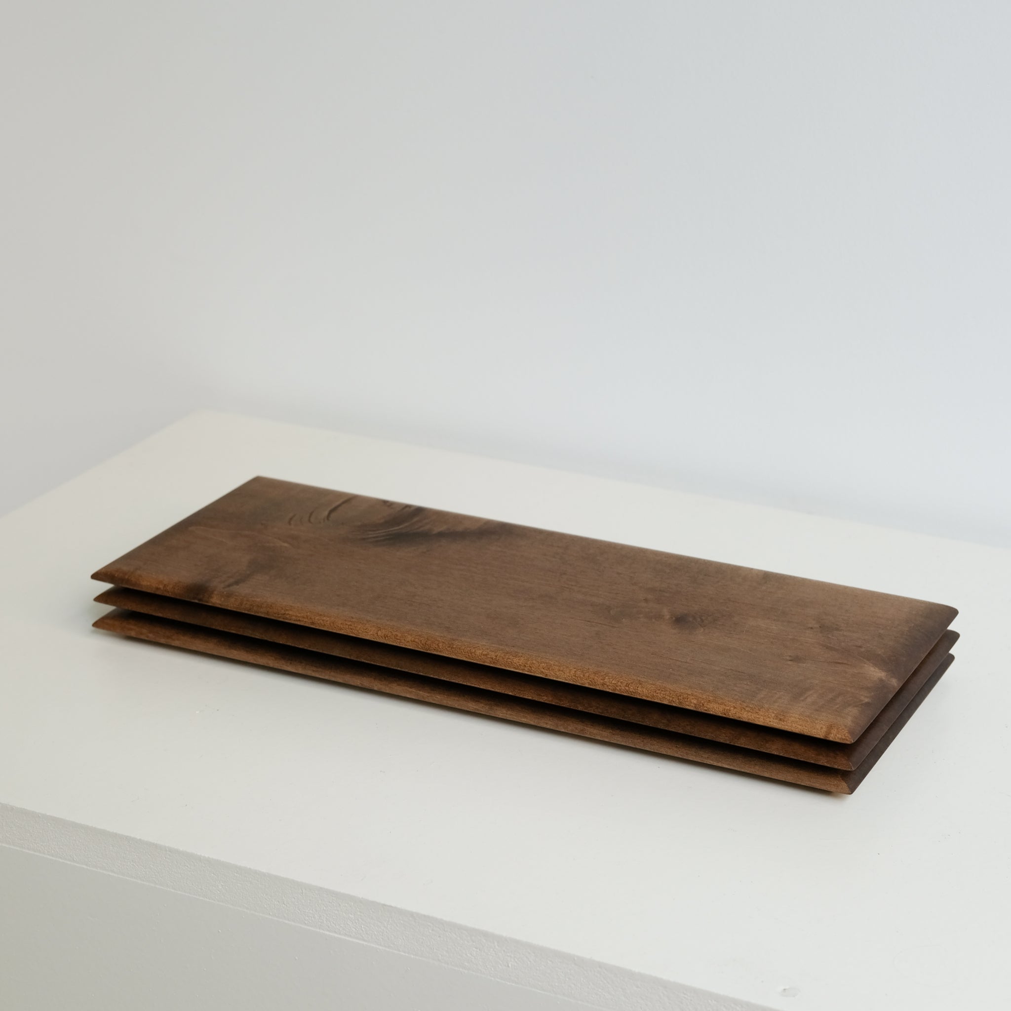 Plateau rectangulaire M en érable japonais L 34cm - marron de Yu Uchida chez Brutal Ceramics