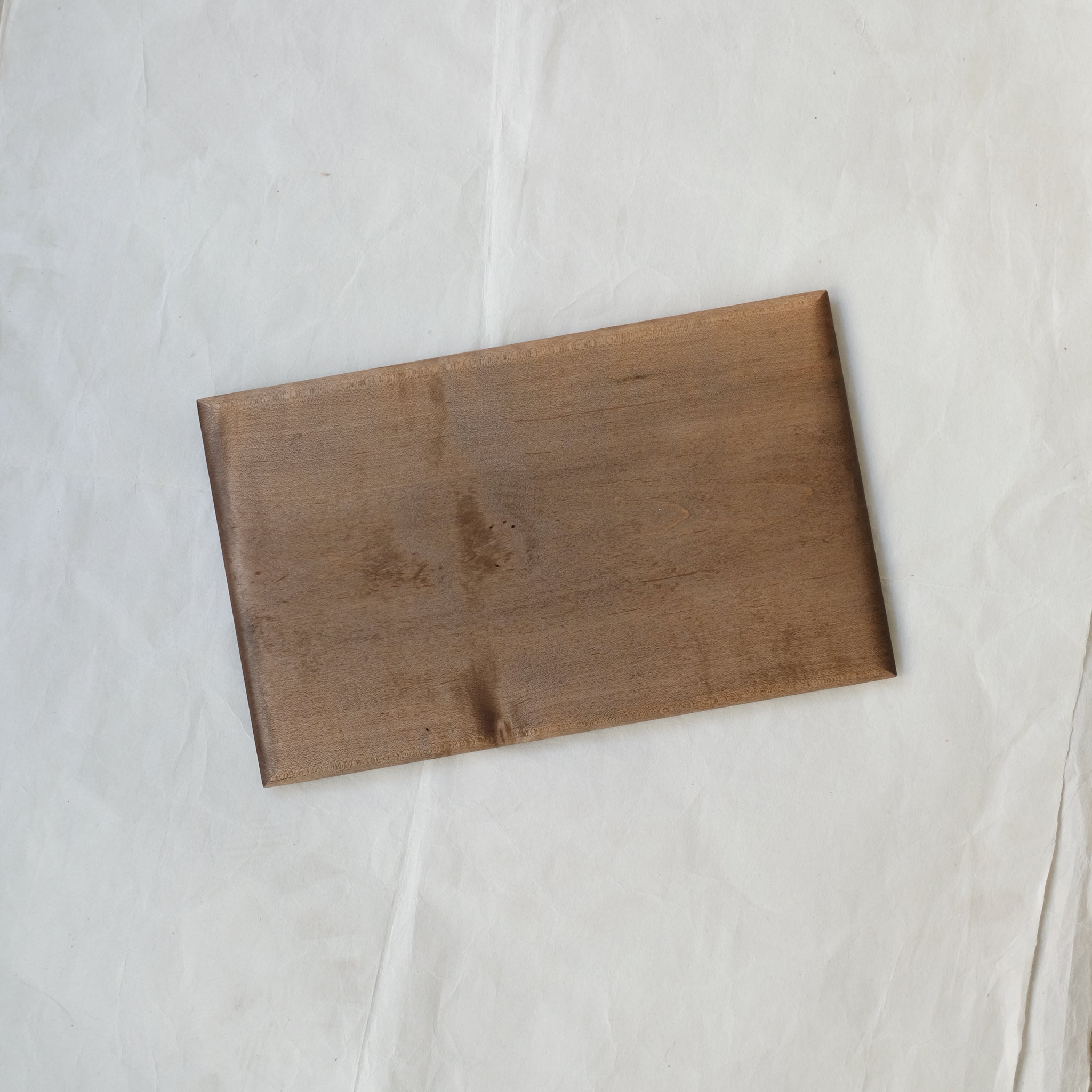 Plateau rectangulaire S en érable japonais L 26cm - marron de Yu Uchida chez Brutal Ceramics