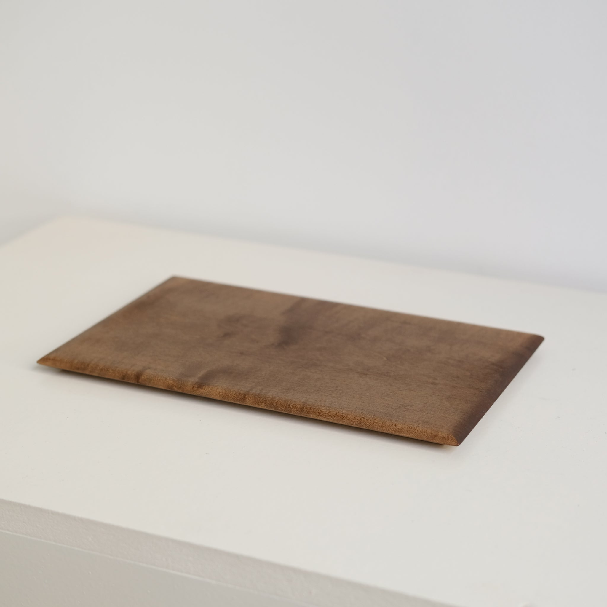 Plateau rectangulaire S en érable japonais L 26cm - marron de Yu Uchida chez Brutal Ceramics