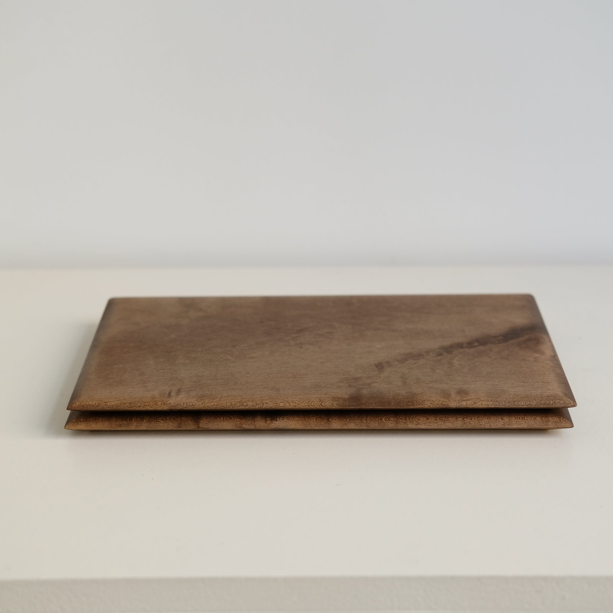 Plateau rectangulaire S en érable japonais L 26cm - marron de Yu Uchida chez Brutal Ceramics