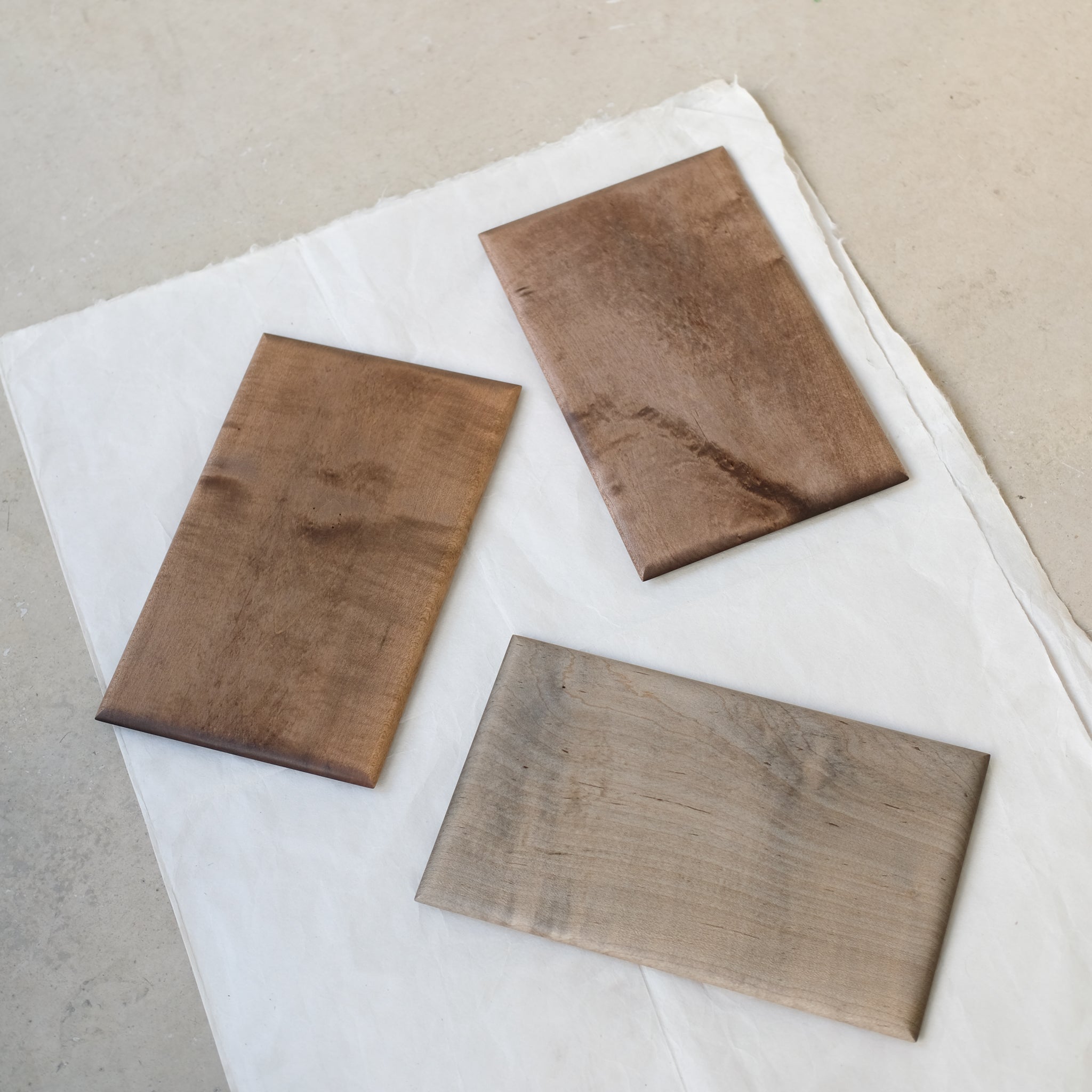 Plateau rectangulaire S en érable japonais L 26cm - marron de Yu Uchida chez Brutal Ceramics