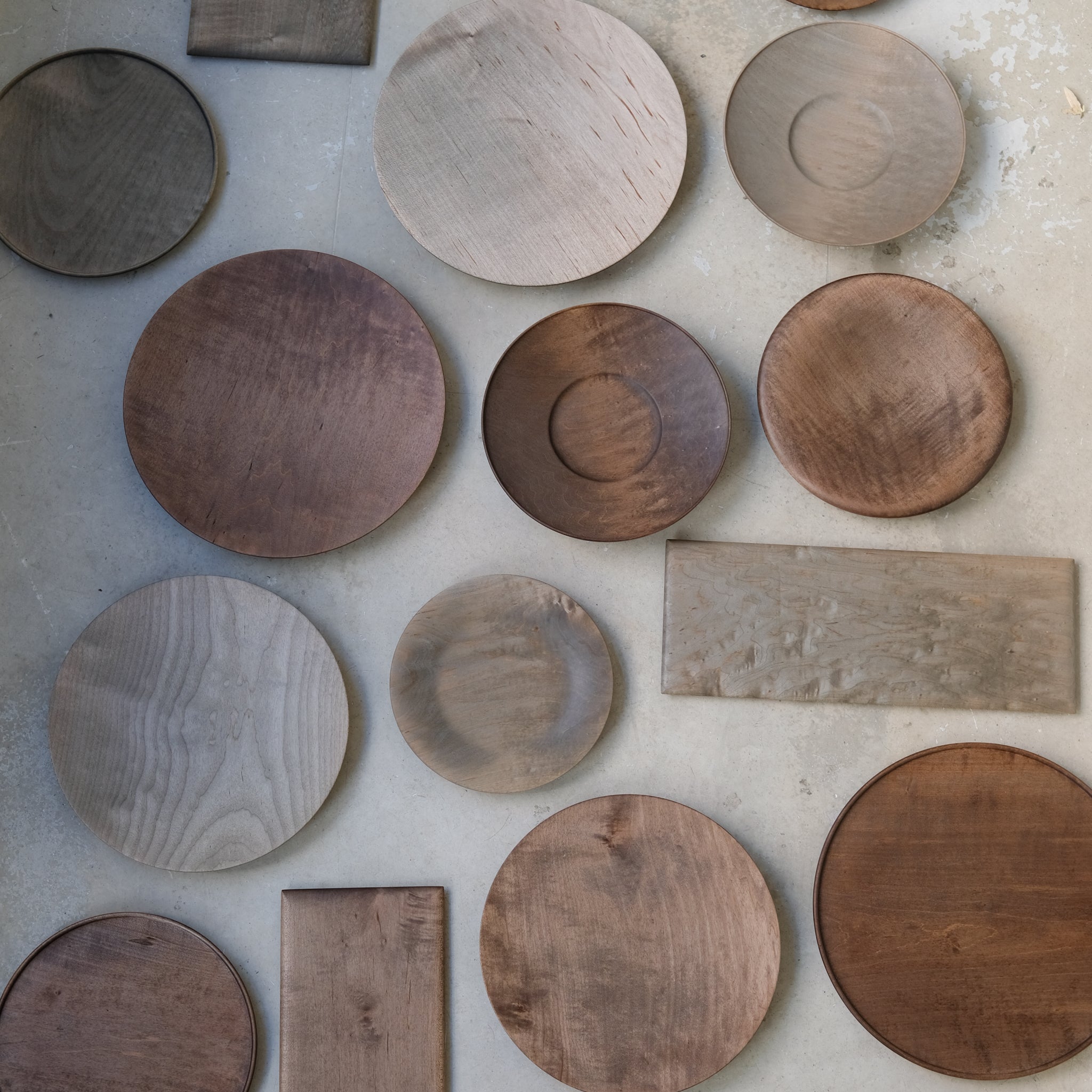 Assiette creuse en érable japonais D21cm - marron de Yu Uchida chez Brutal Ceramics