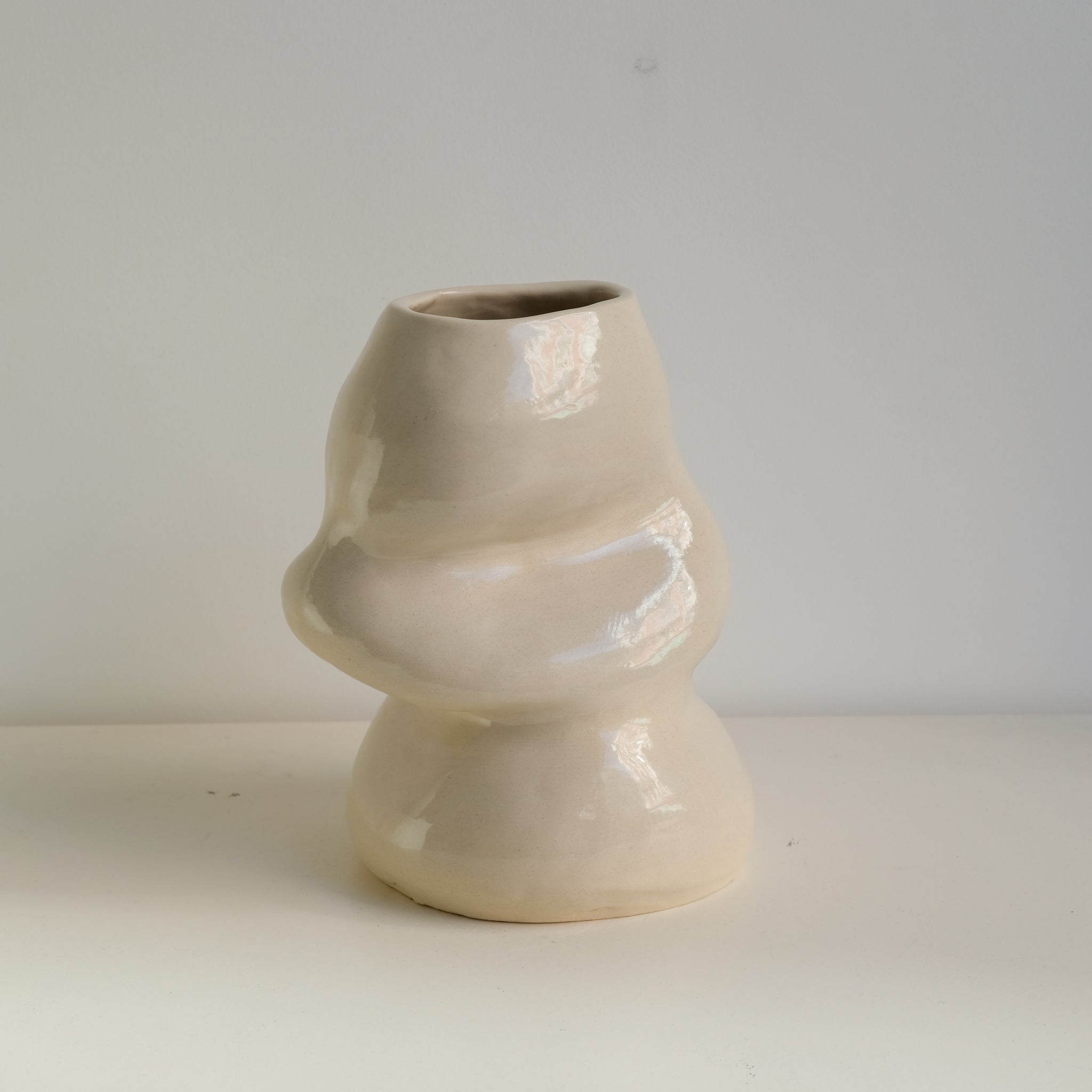 Vase 01 en grès H24cm - beige brillant par Jmp ceramique chez Brutal Ceramics