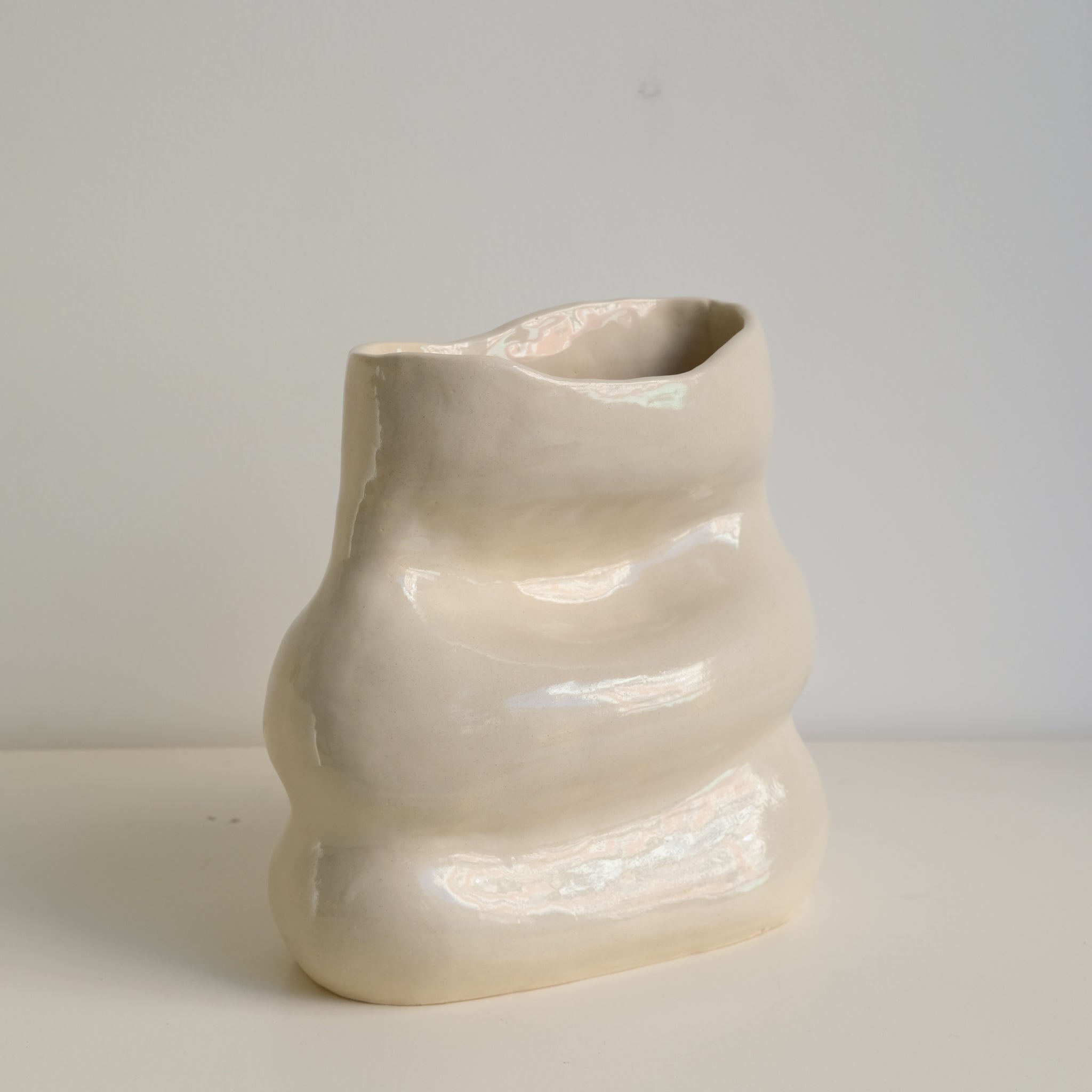 Vase 03 en grès H24cm - beige brillant par Jmp ceramique chez Brutal Ceramics