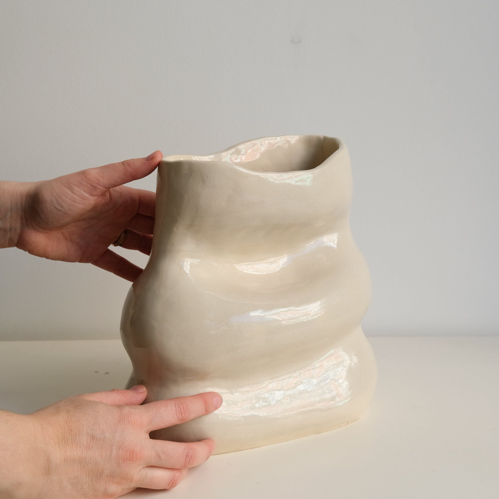 Vase 03 en grès H24cm - beige brillant par Jmp ceramique chez Brutal Ceramics
