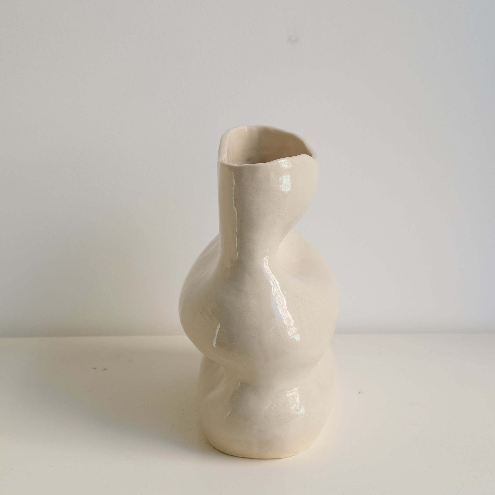 Vase 03 en grès H24cm - beige brillant par Jmp ceramique chez Brutal Ceramics