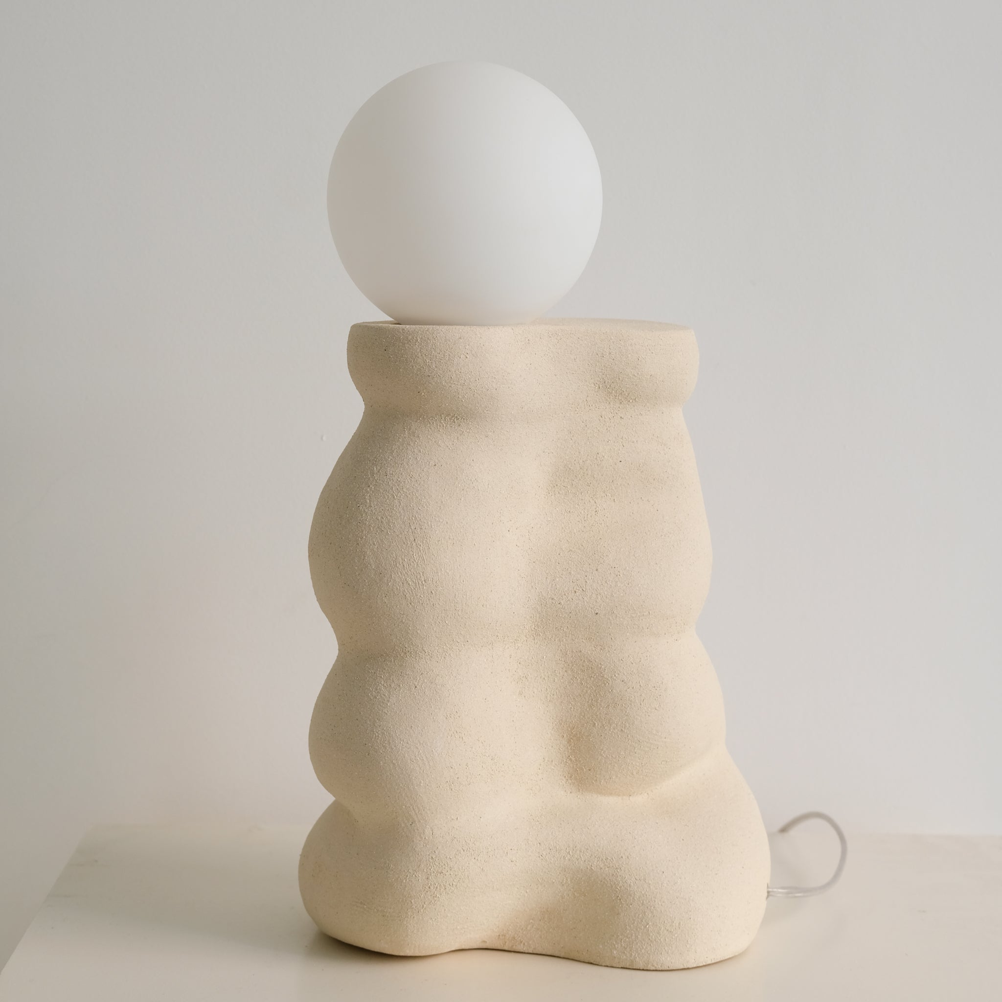 Lampe Bóia en grès H 29cm - Beige sable de Jmp ceramique chez Brutal Ceramics