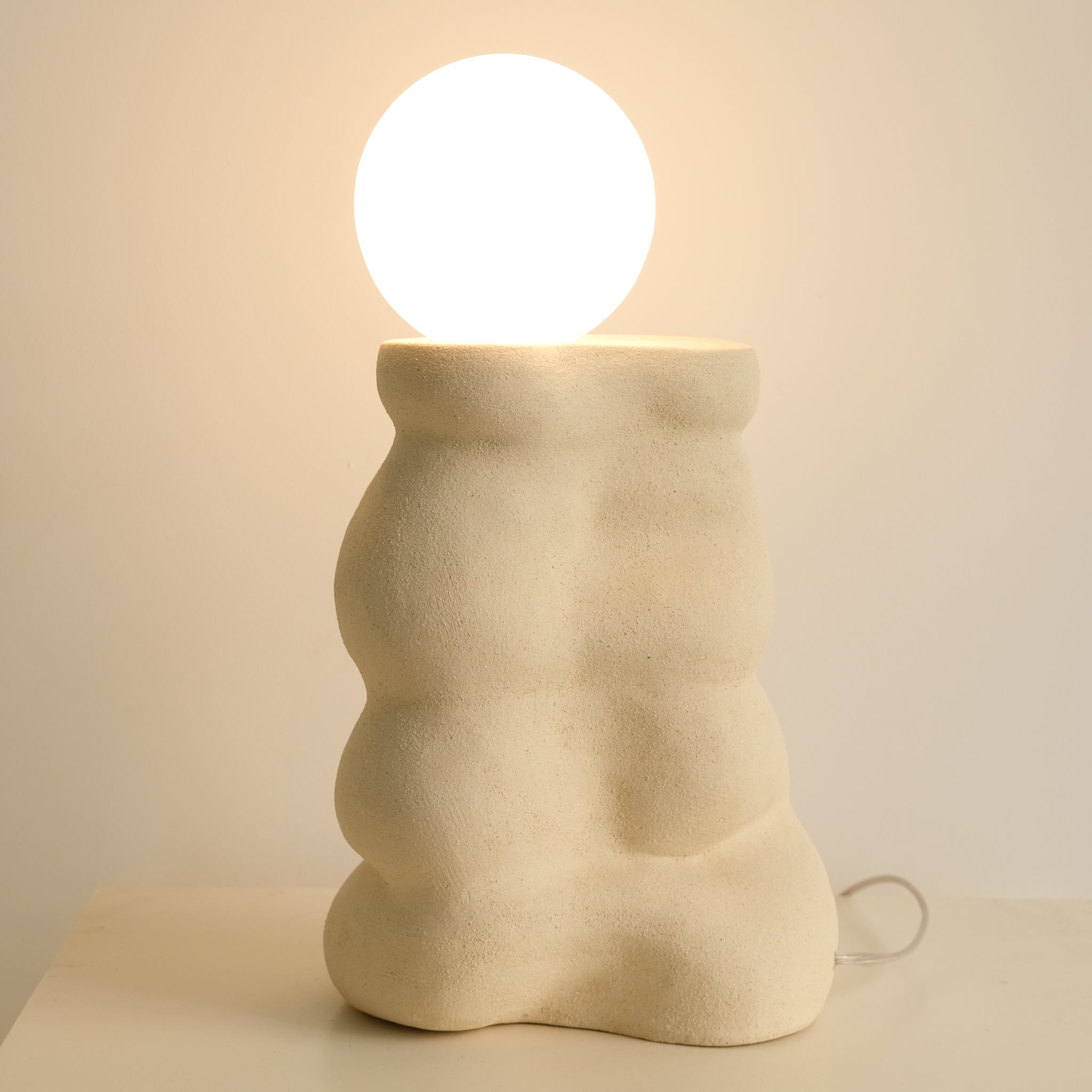 Lampe Bóia en grès H 29cm - Beige sable de Jmp ceramique chez Brutal Ceramics