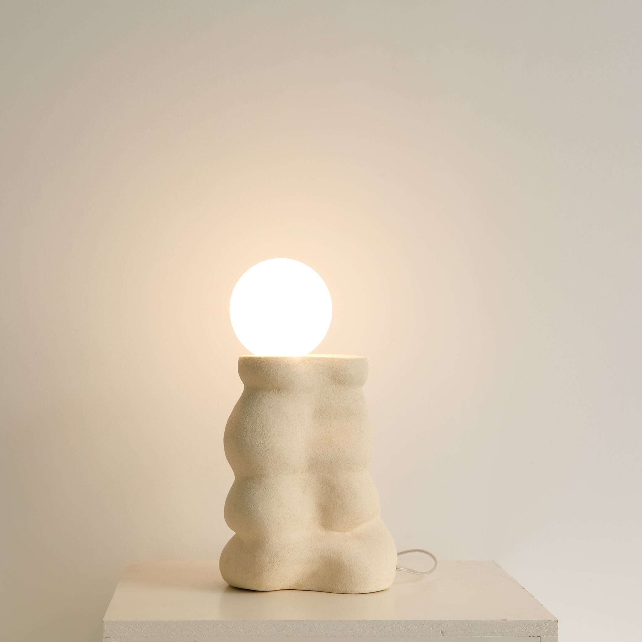 Lampe Bóia en grès H 29cm - Beige sable de Jmp ceramique chez Brutal Ceramics