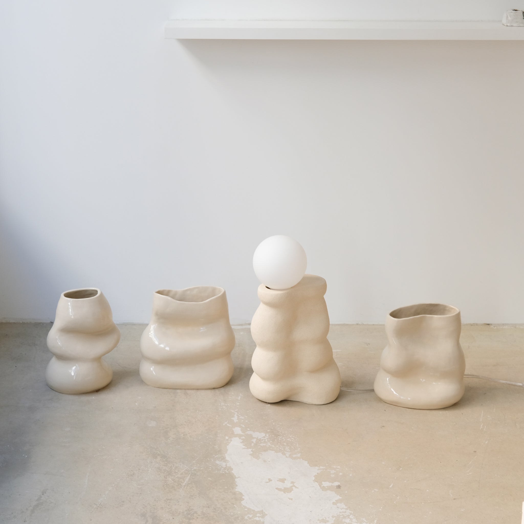 Vase 03 en grès H24cm - beige brillant par Jmp ceramique chez Brutal Ceramics