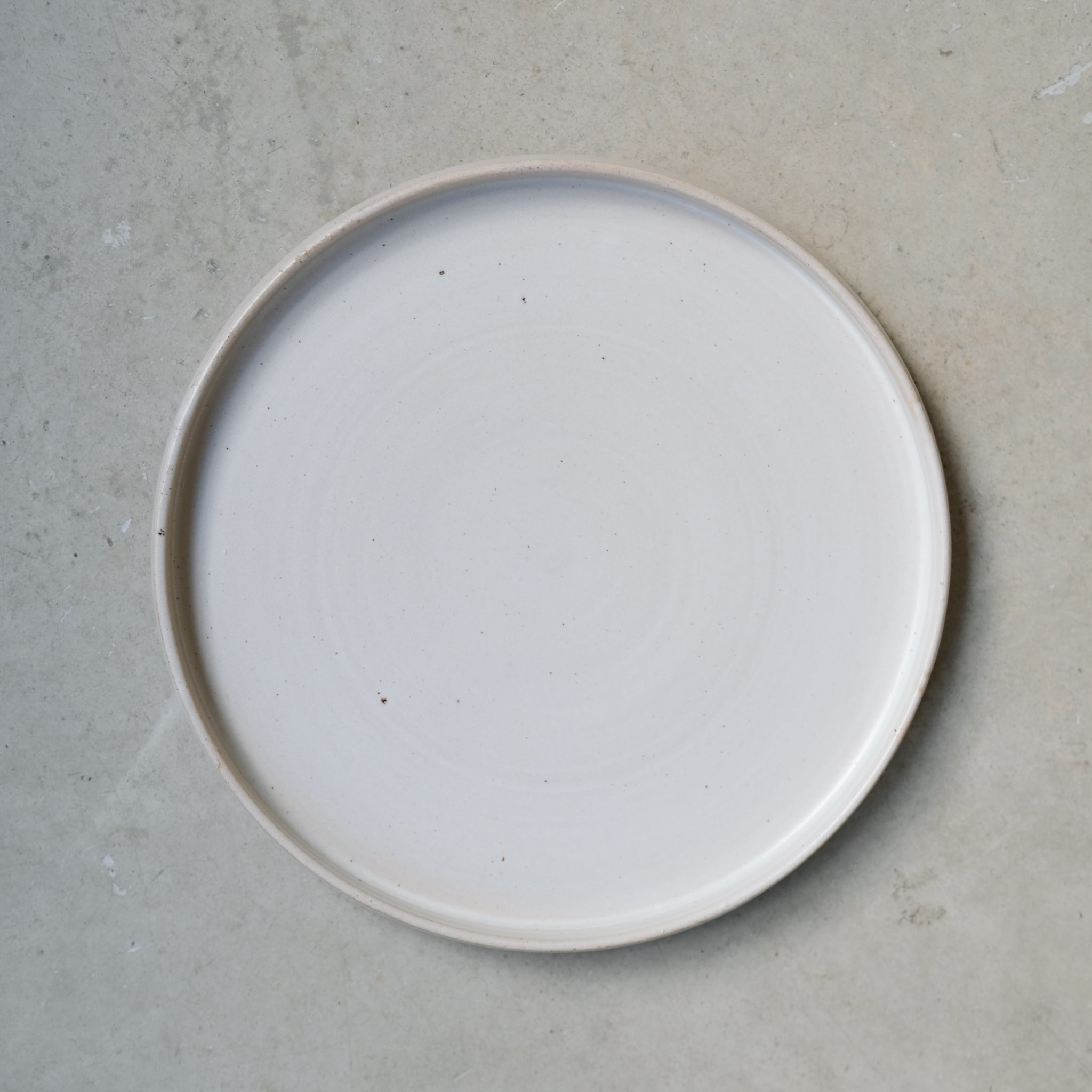 Assiette en grès D 22,5cm - Blanc satiné d'Aly Ceramics chez Brutal Ceramics